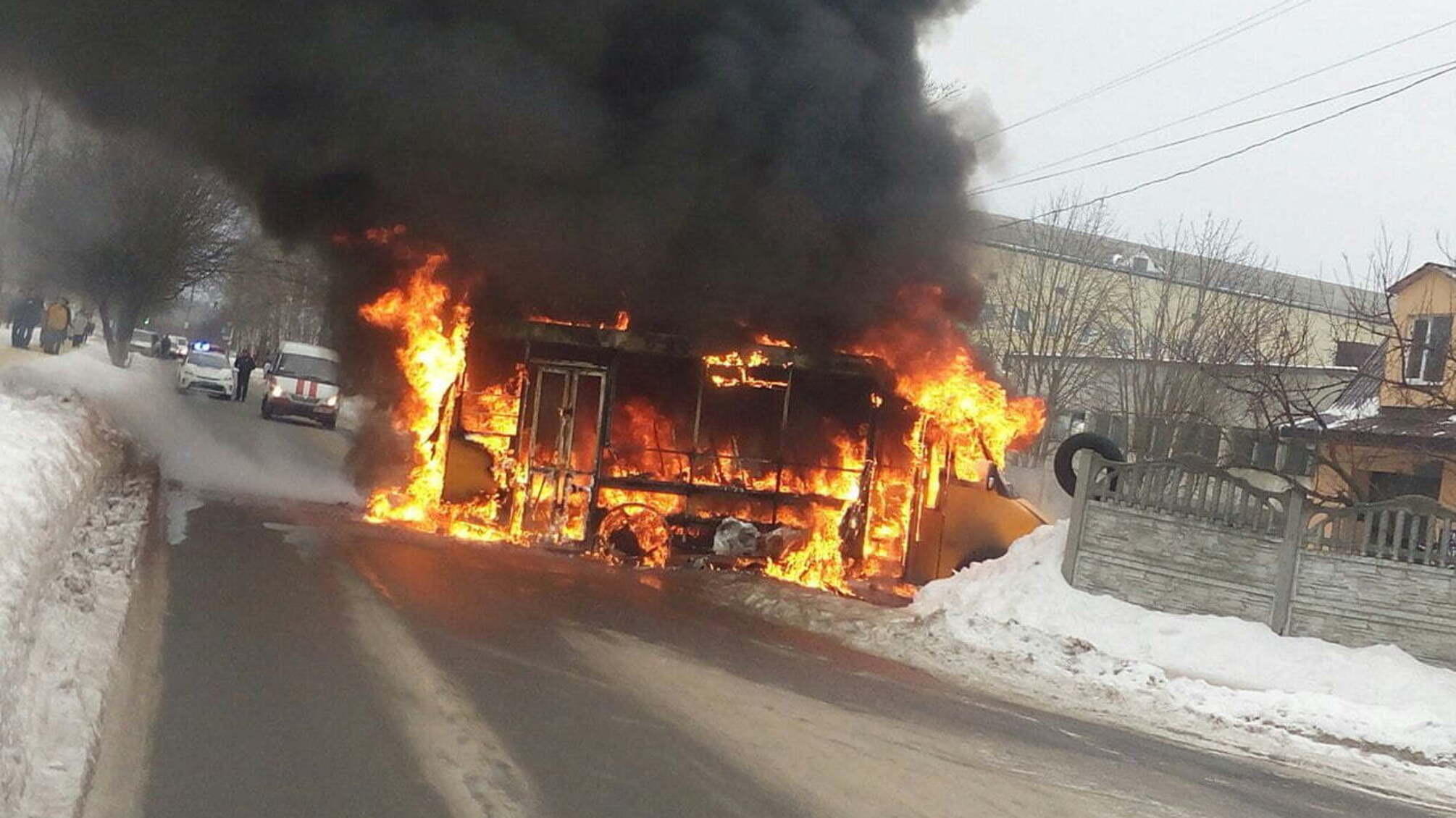 У Сумах вщент згорів маршрутний автобус