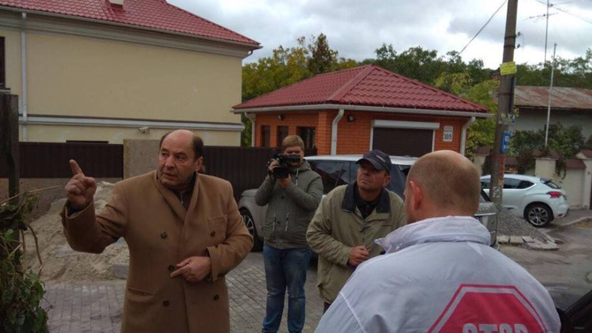 Після втручання 'СтопКору' поліція помітила незаконне будівництво у буферній зоні лаври у Києві