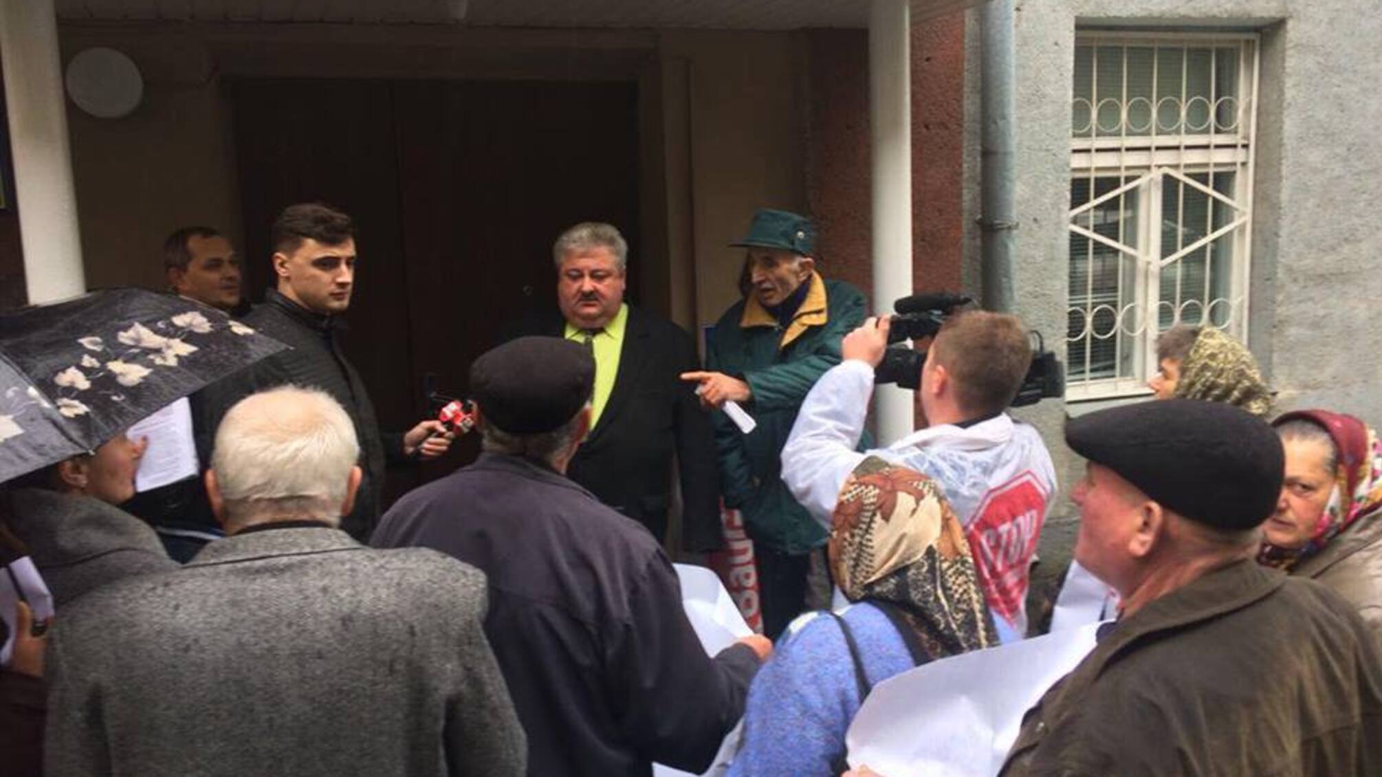 'СтопКор' передав мішок із соєю виконувачу обов'язків голови Апеляційного суду Рівненщини за справу про рейдерство на агропідприємстві