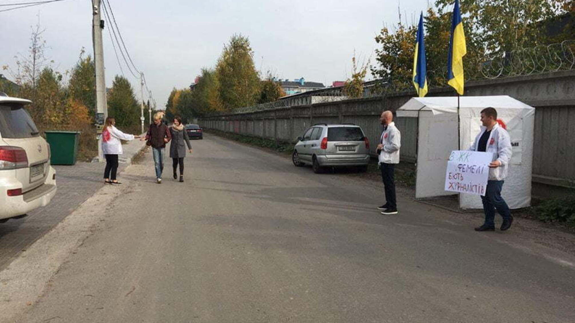 Активісти 'Стоп корупції' провели акцію протесту під відділом продажів ЖК у Гатному на Київщині через напад на журналіста проекту