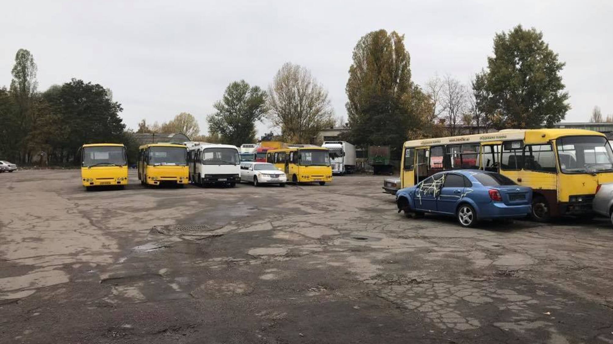 'СтопКор' дізнався, як керівник столичного АТП використовує територію комунального підприємства під комерційний паркінг