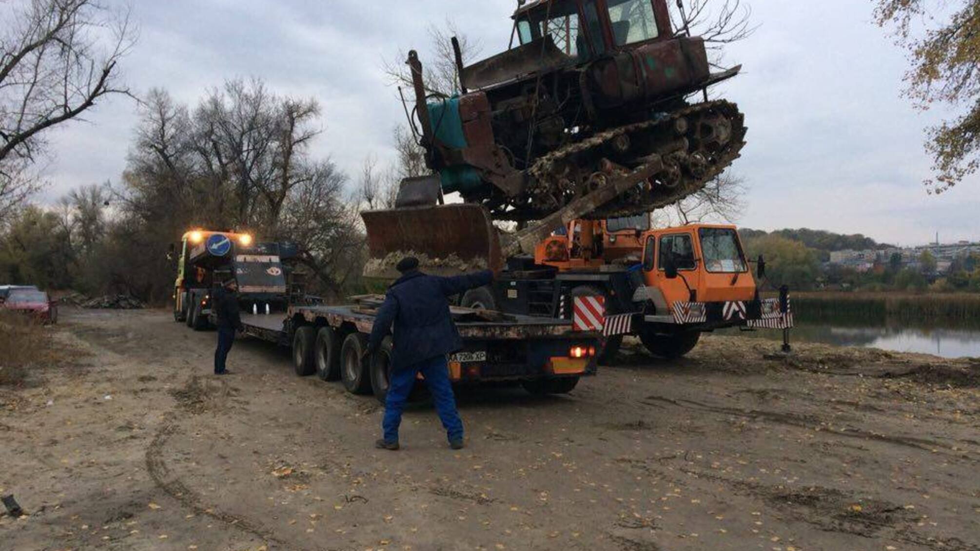 'СтопКор' слідкує за демонтажем та конфіскацією техніки піщаних нелегалів з озера Миколайчик у Києві