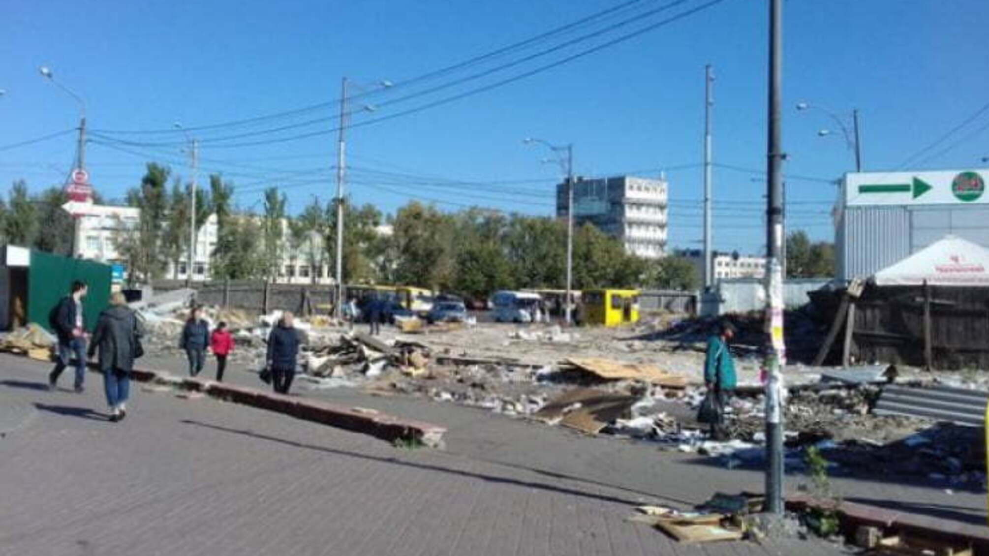 У Києві тихо 'трощать' МАФи біля метро 'Лісова'