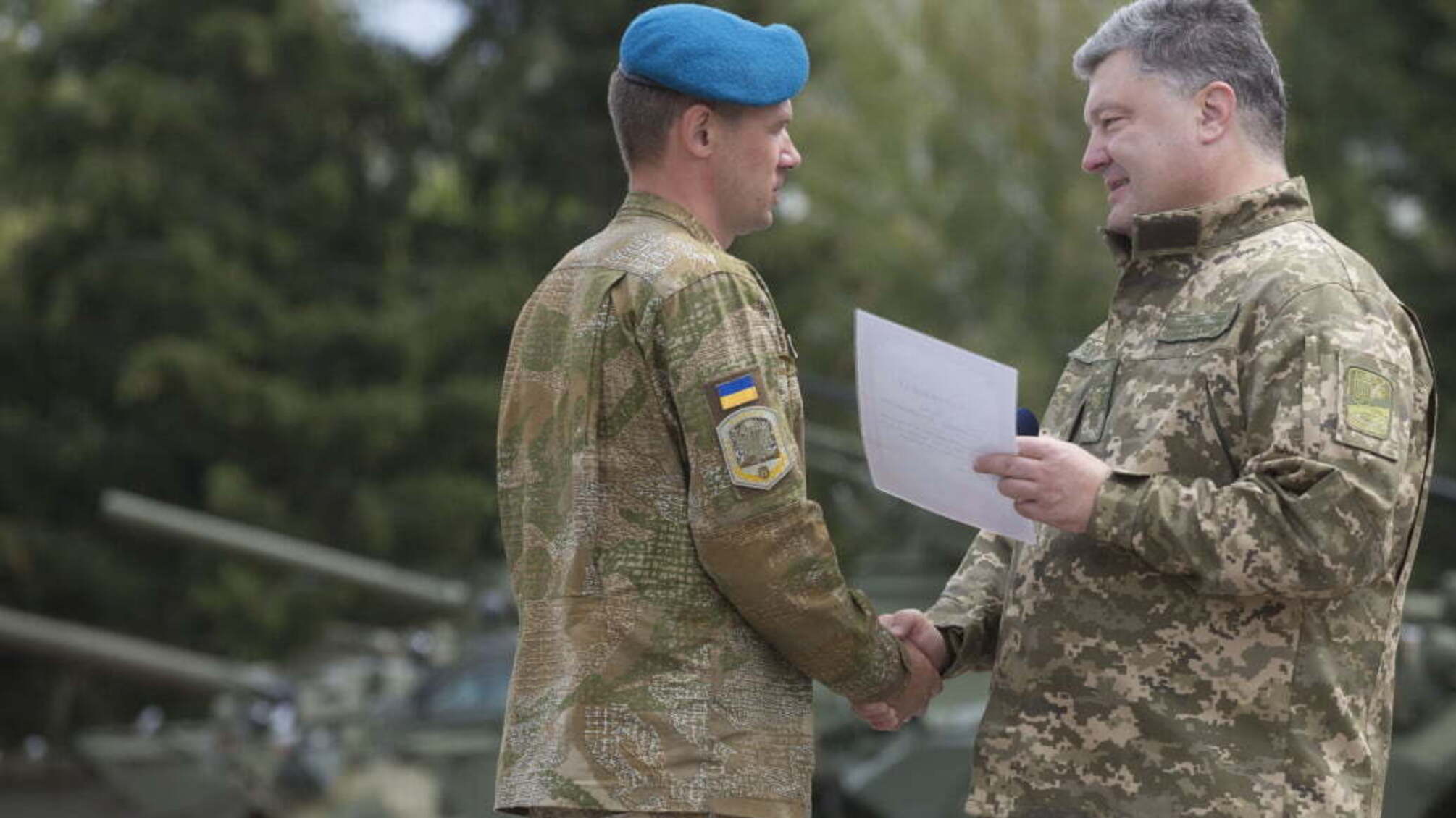 Петро Порошенко в Чернігові вручив ключі від квартир військовослужбовцям ЗСУ