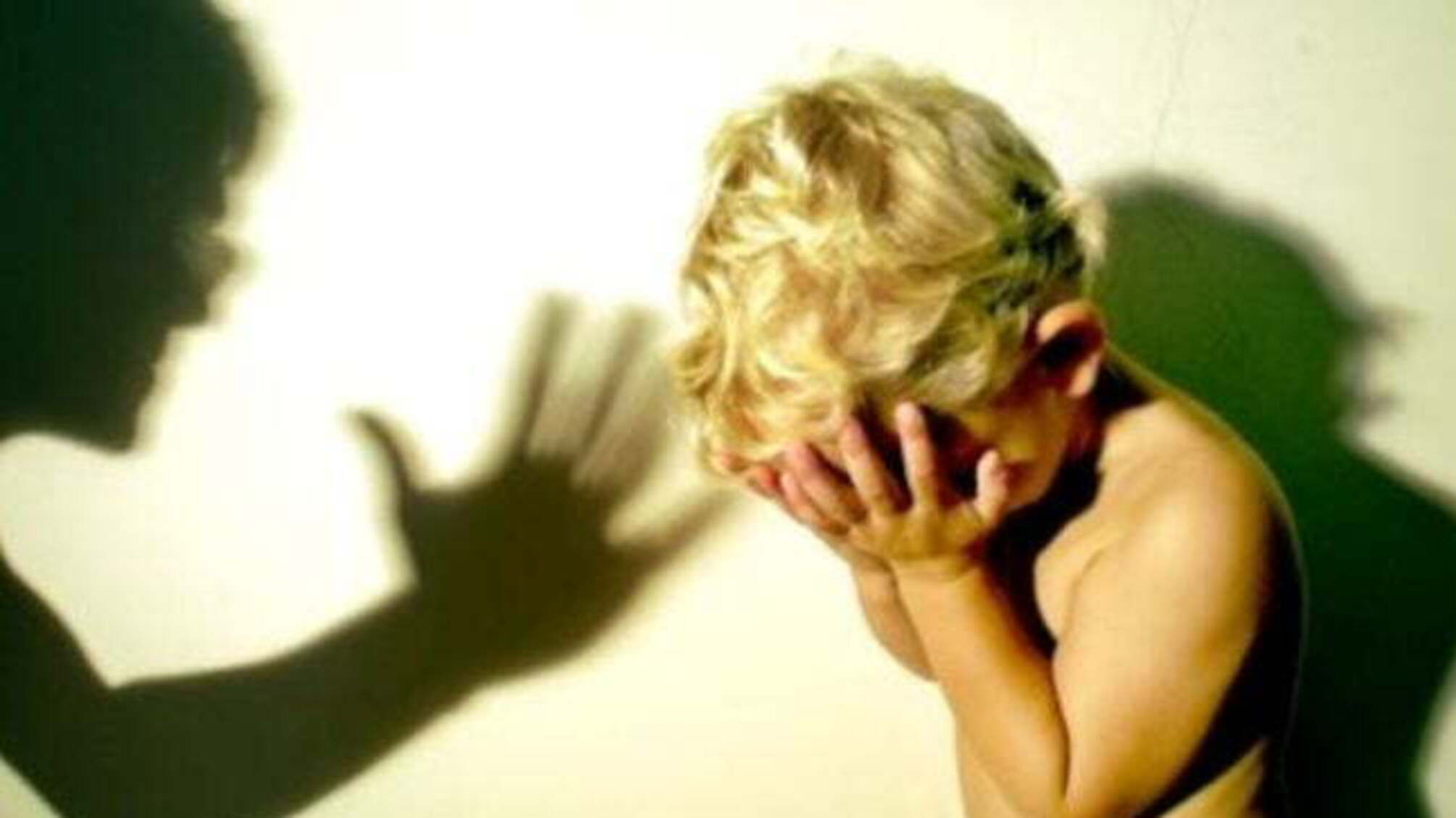 Обвинувальний акт стосовно матері, яка катувала свого сина, передано до суду