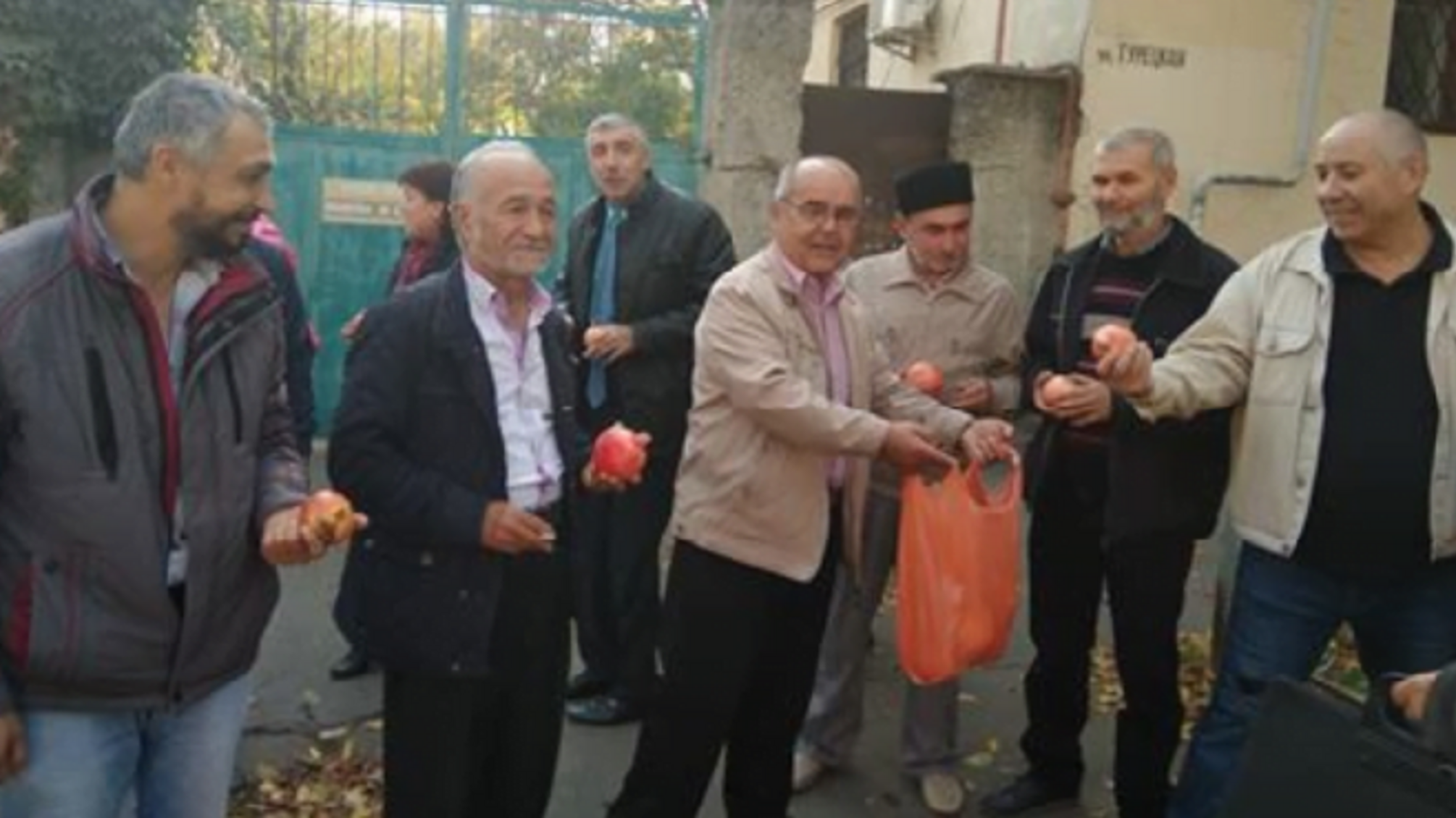 У Сімферополі кримські татари влаштували мирний протест біля 'Центрального районного суду'