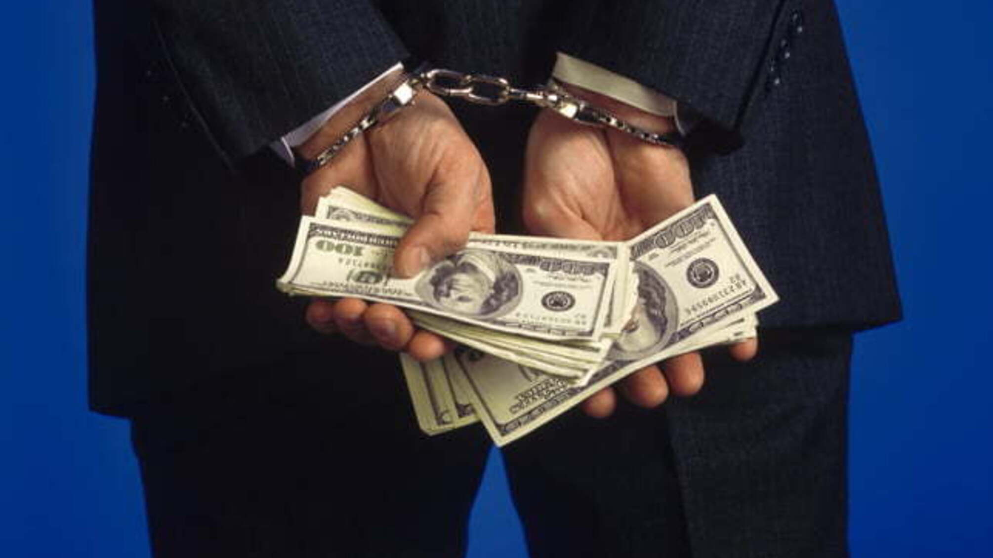 На Одещині працівника прокуратури та депутата облради підозрюють в отриманні хабара