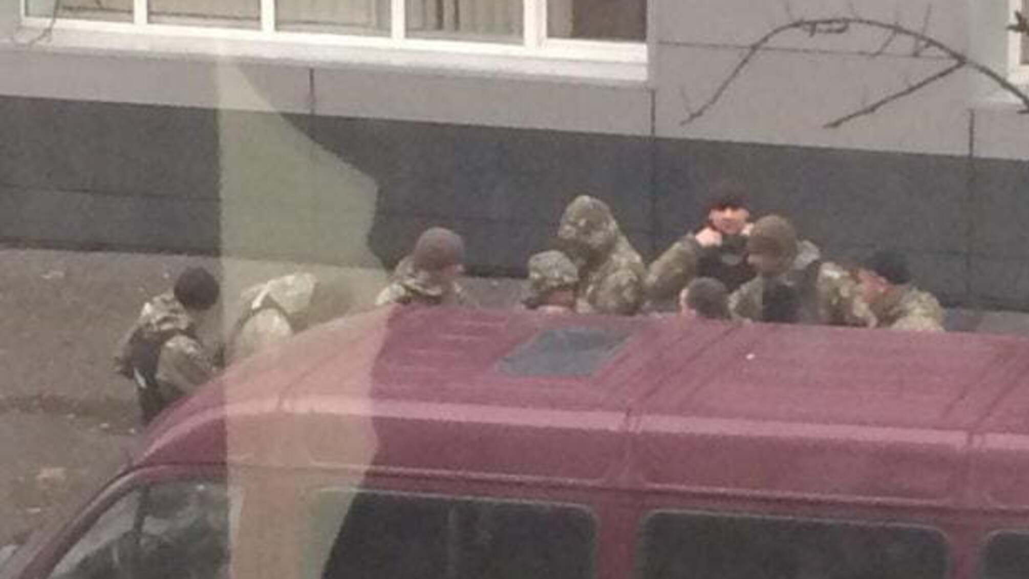 Обшук у сина Авакова: десятки тітушок заблокували всі входи в будинок сина глави МВС в Харкові, поліція шукає вибухівку – кадри