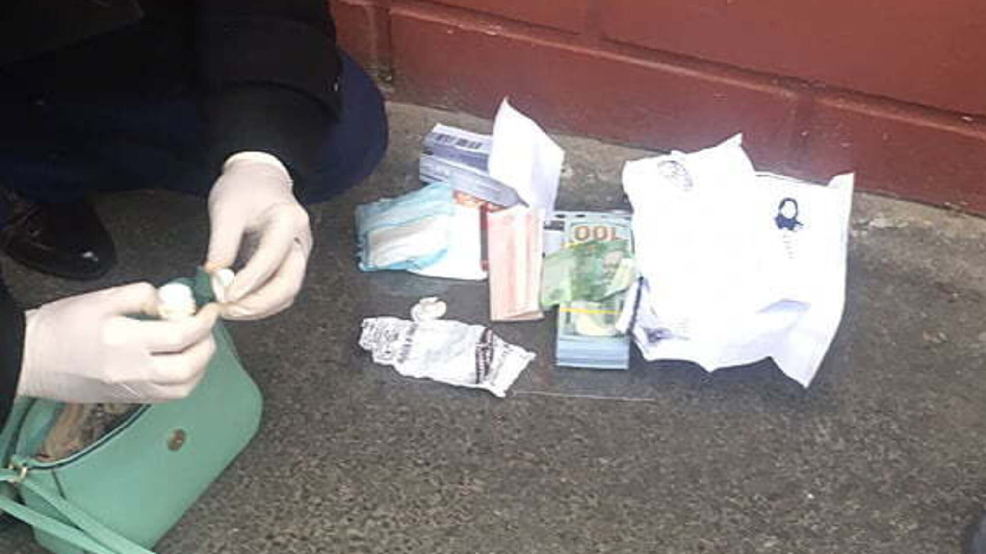 На Київщині поліція затримала жінку за продаж дворічного сина