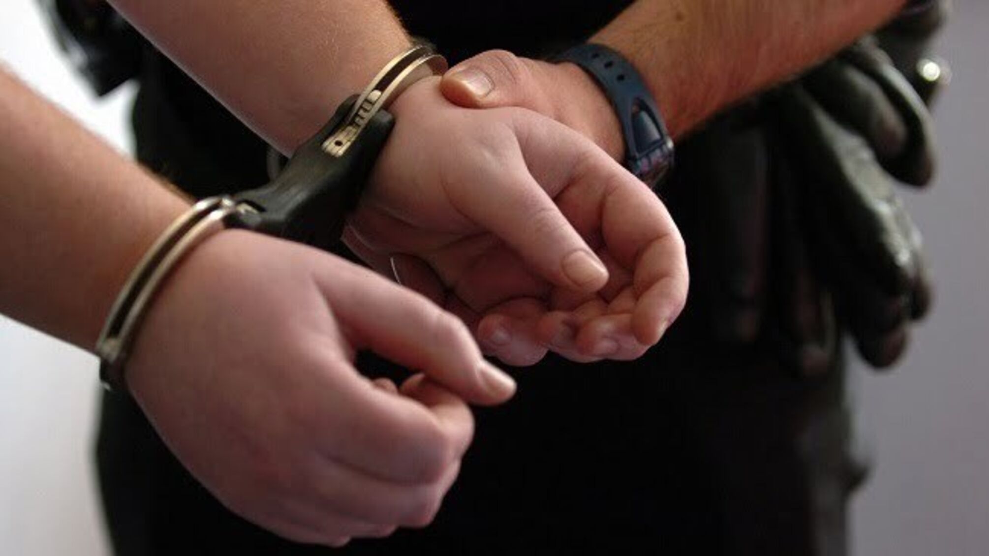 'СтопКор' став свідком затримання групи наркоділків, які продавали наркотики підліткам на Буковині
