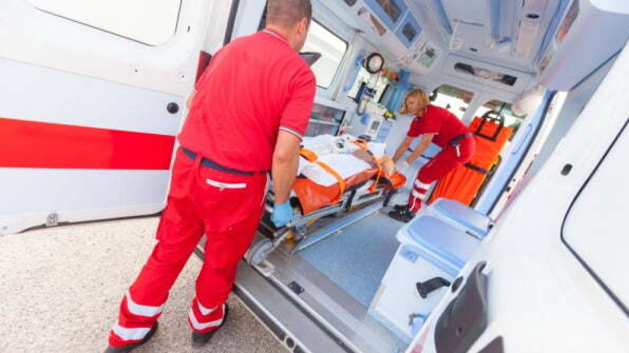 У Харкові швидка протаранила тролейбус, є постраждалі