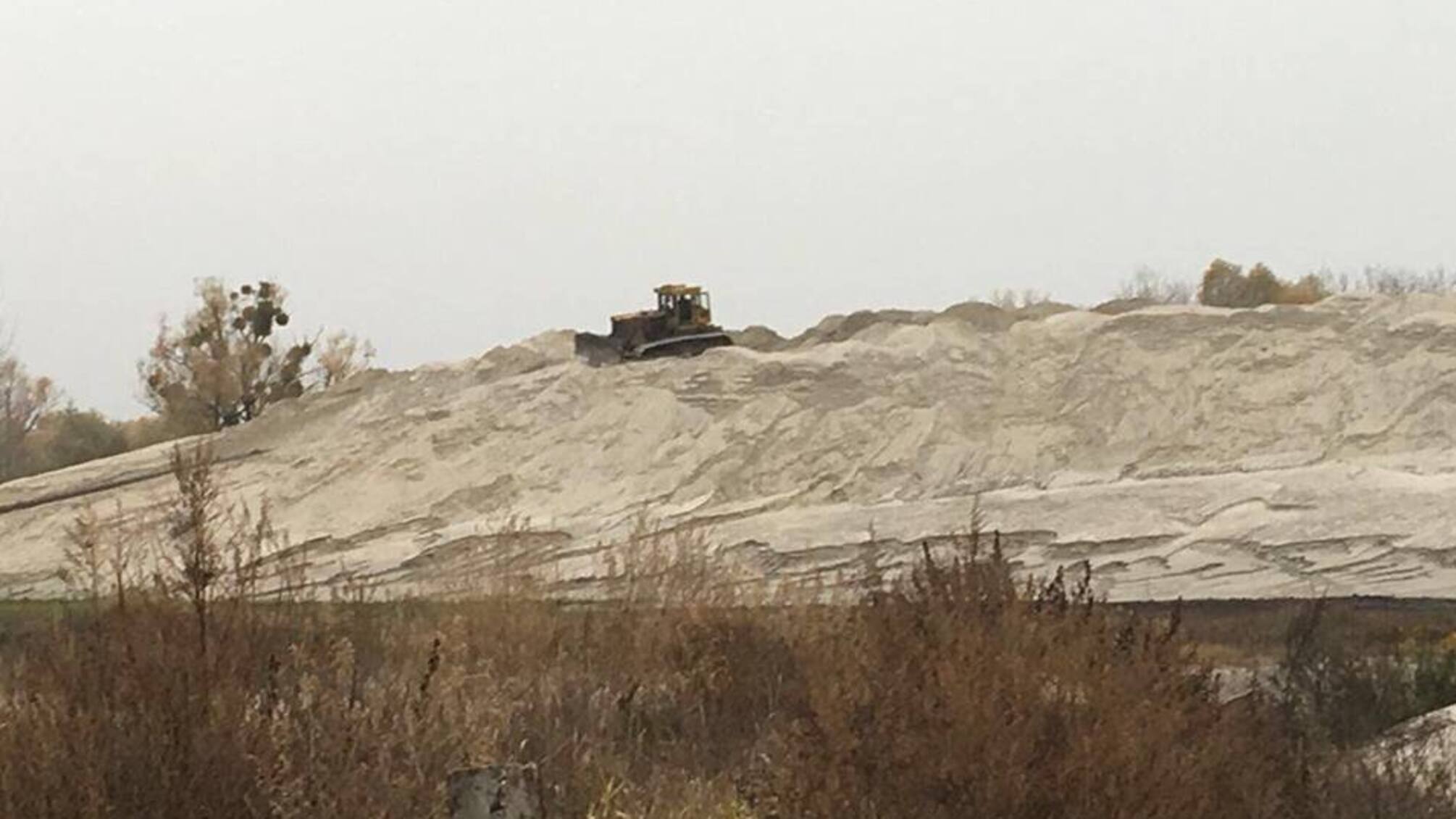 У Погребах на Київщині незаконно намитий пісок складують на землях сільгосппризначення