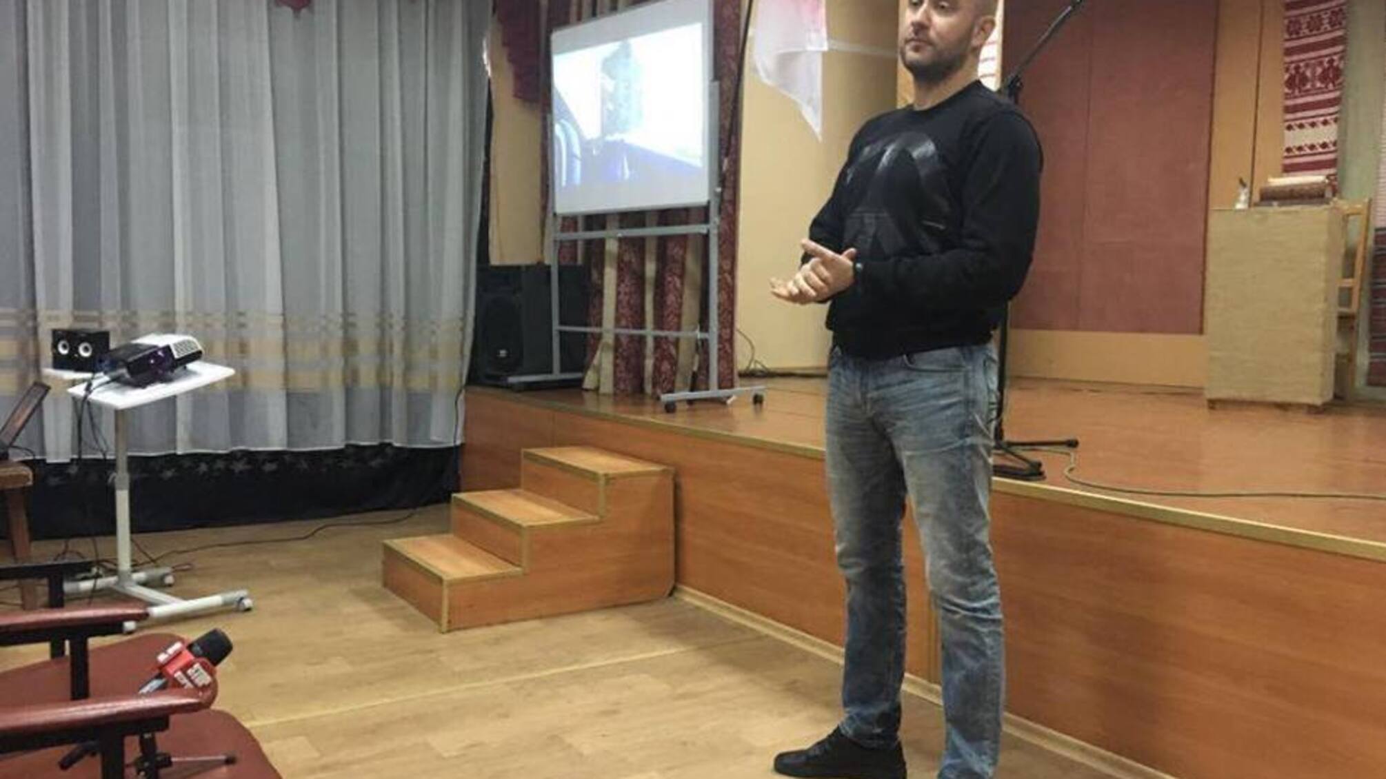 Військовий кореспондент та координатор 'СтопКору' Роман Бочкала розповів жителям Гнідина на Київщині про тактику війни з корупціонерами на місцях