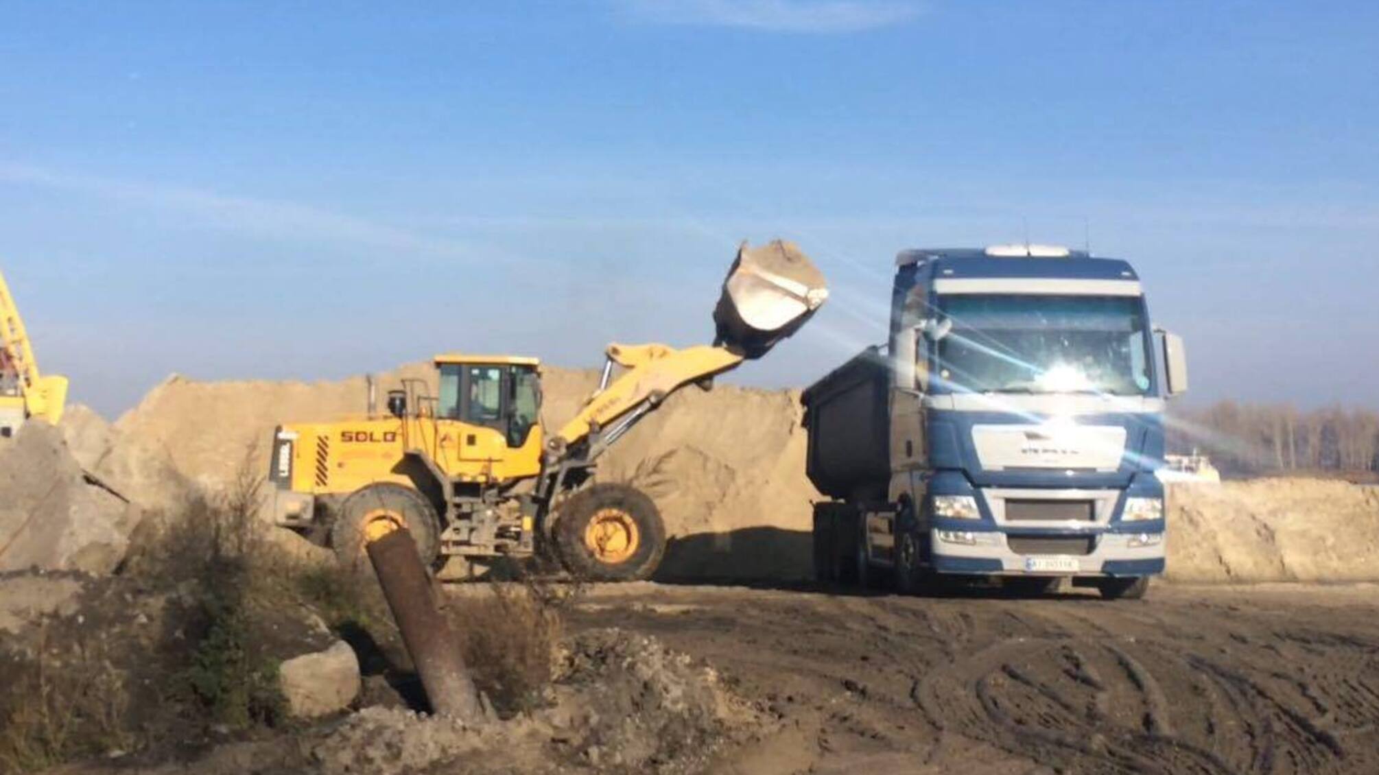 Після втручання 'СтопКору' техніку добувачів піску у Трипіллі забрали на штрафмайданчик