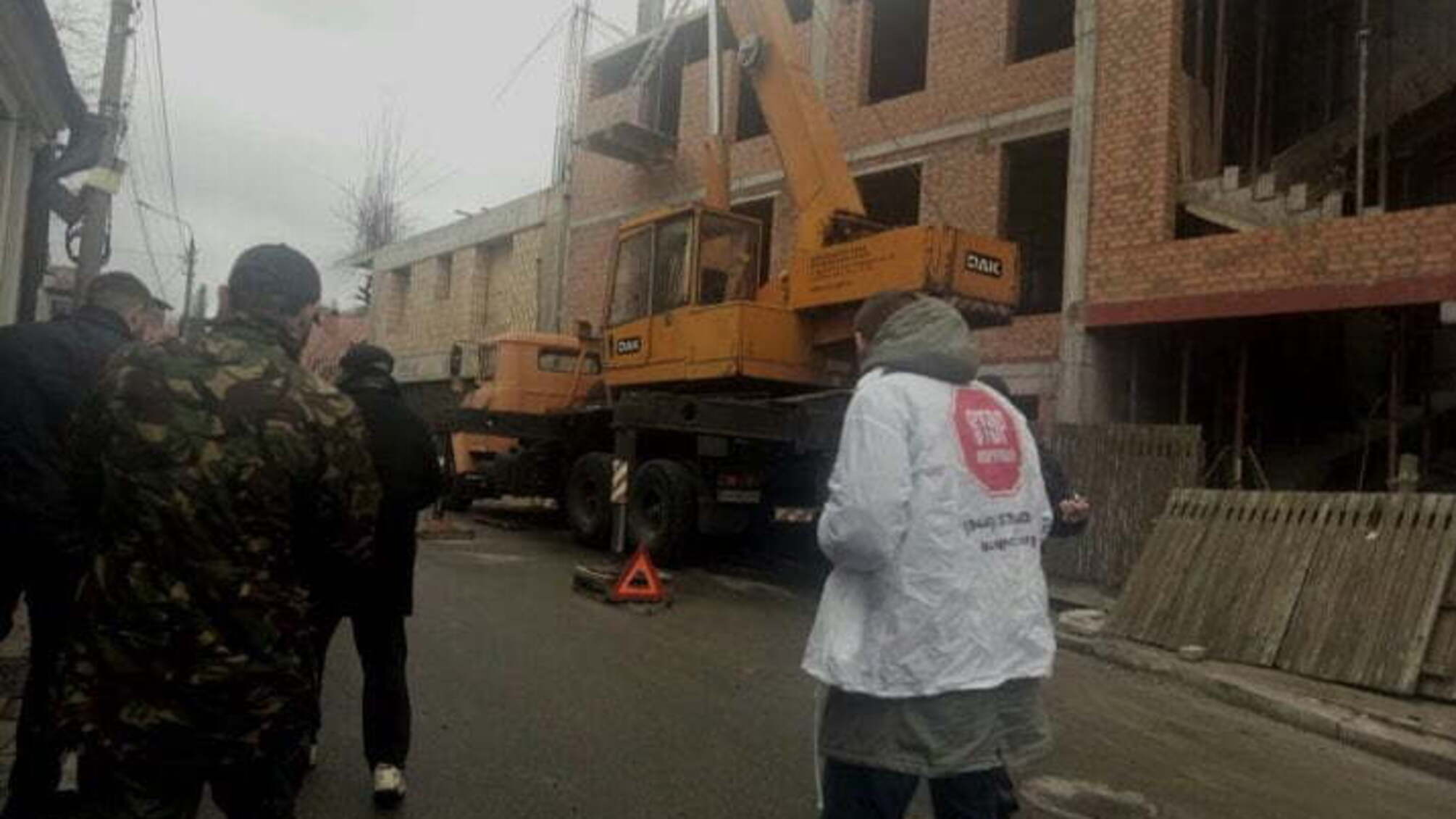 Після звернення 'СтопКору' на незаконному будівництві на Печерську у Києві можуть вилучити будівельну техніку