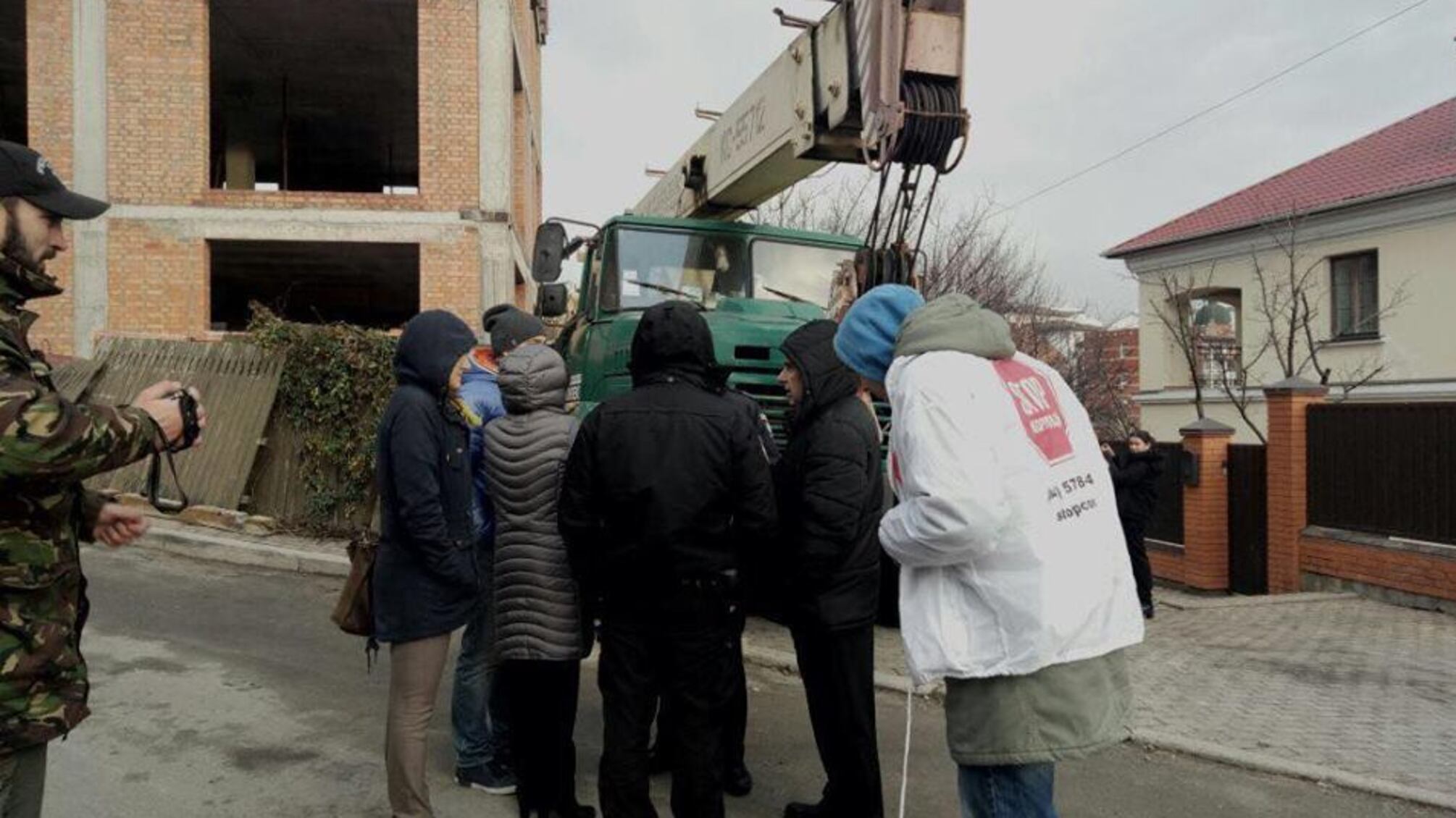 Представники забудовника-нелегала на Печерську у Києві намагаються самовільно забрати техніку з будмайданчика