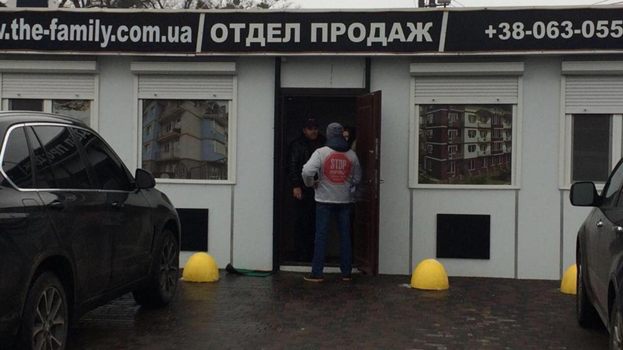 Власник незаконного будівництва у Гатному пообіцяв продати свій джип, щоб помститись активістам 'СтопКору'