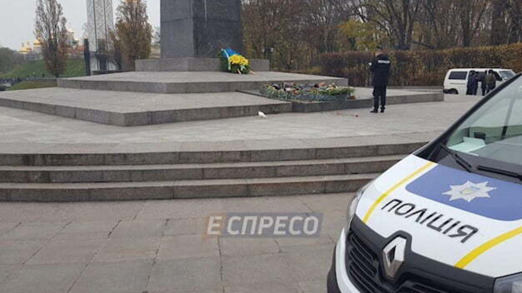 Вісім відер цементу для Вічного вогню: в Києві поглумилися над історичним пам'ятником – кадри