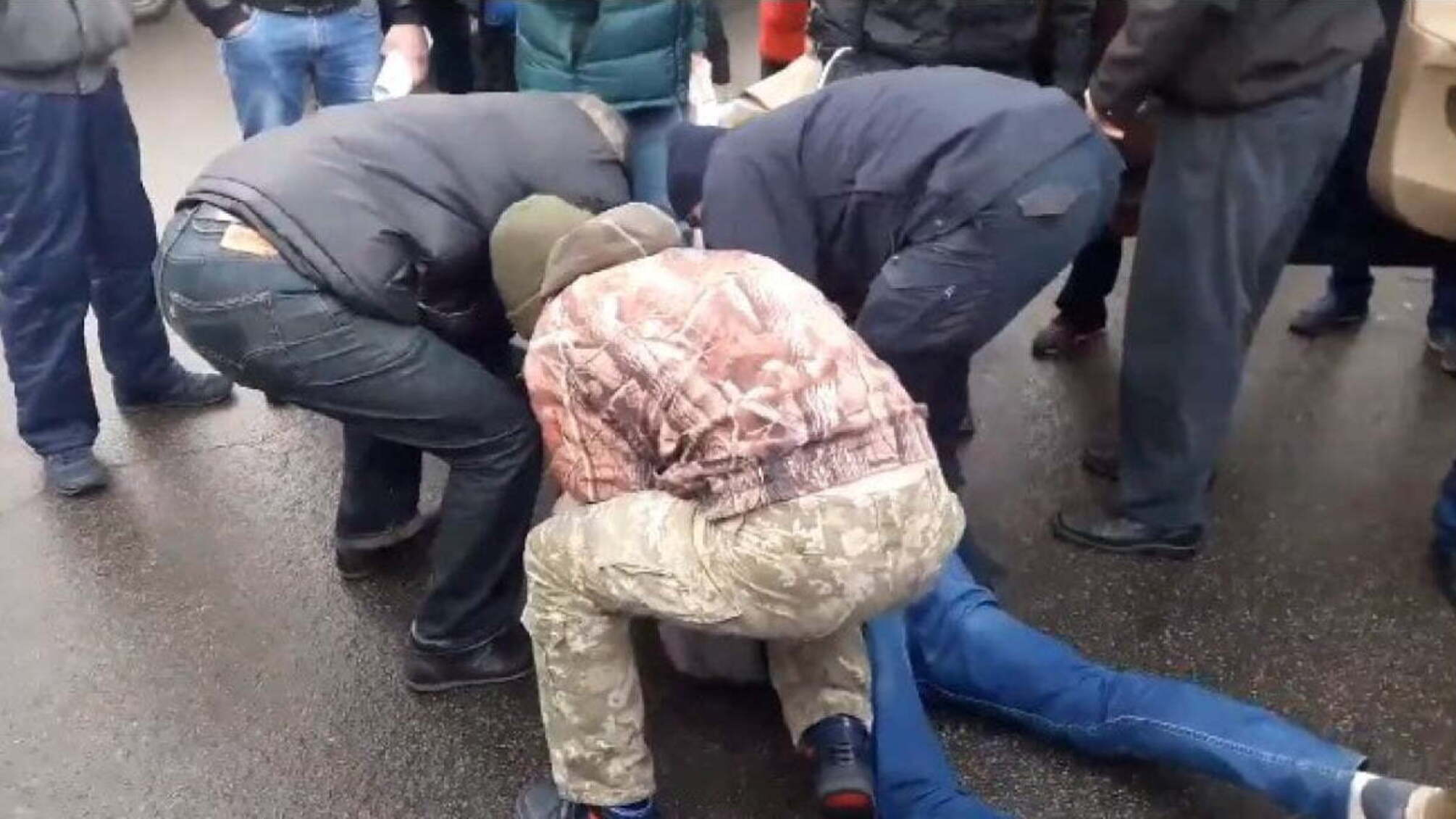 В Києві розлючені перехожі вчинили самосуд із 'героєм' паркування: відео