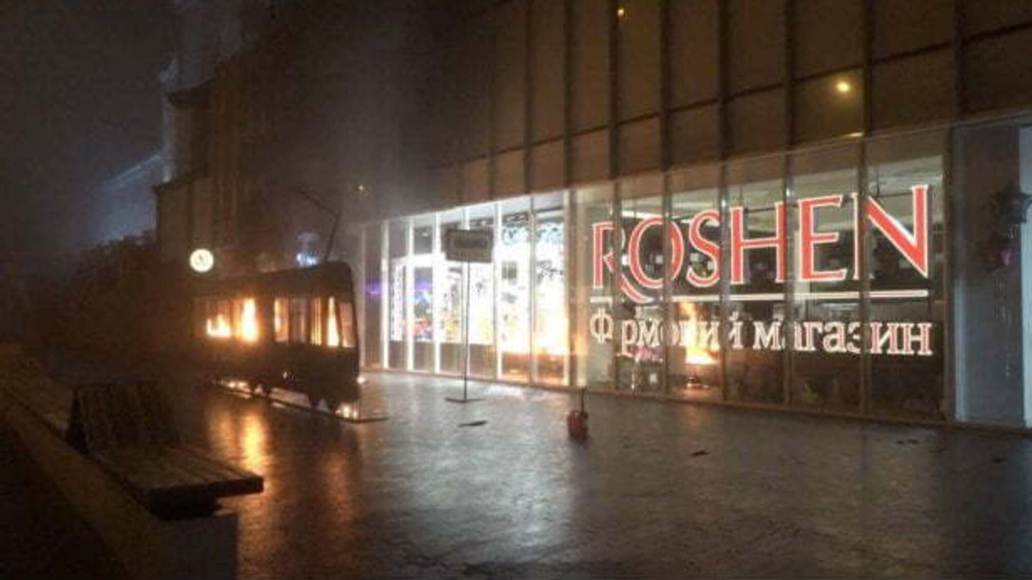 Поліцейські 'викрали' активістку Femen за підпал трамвая Порошенка