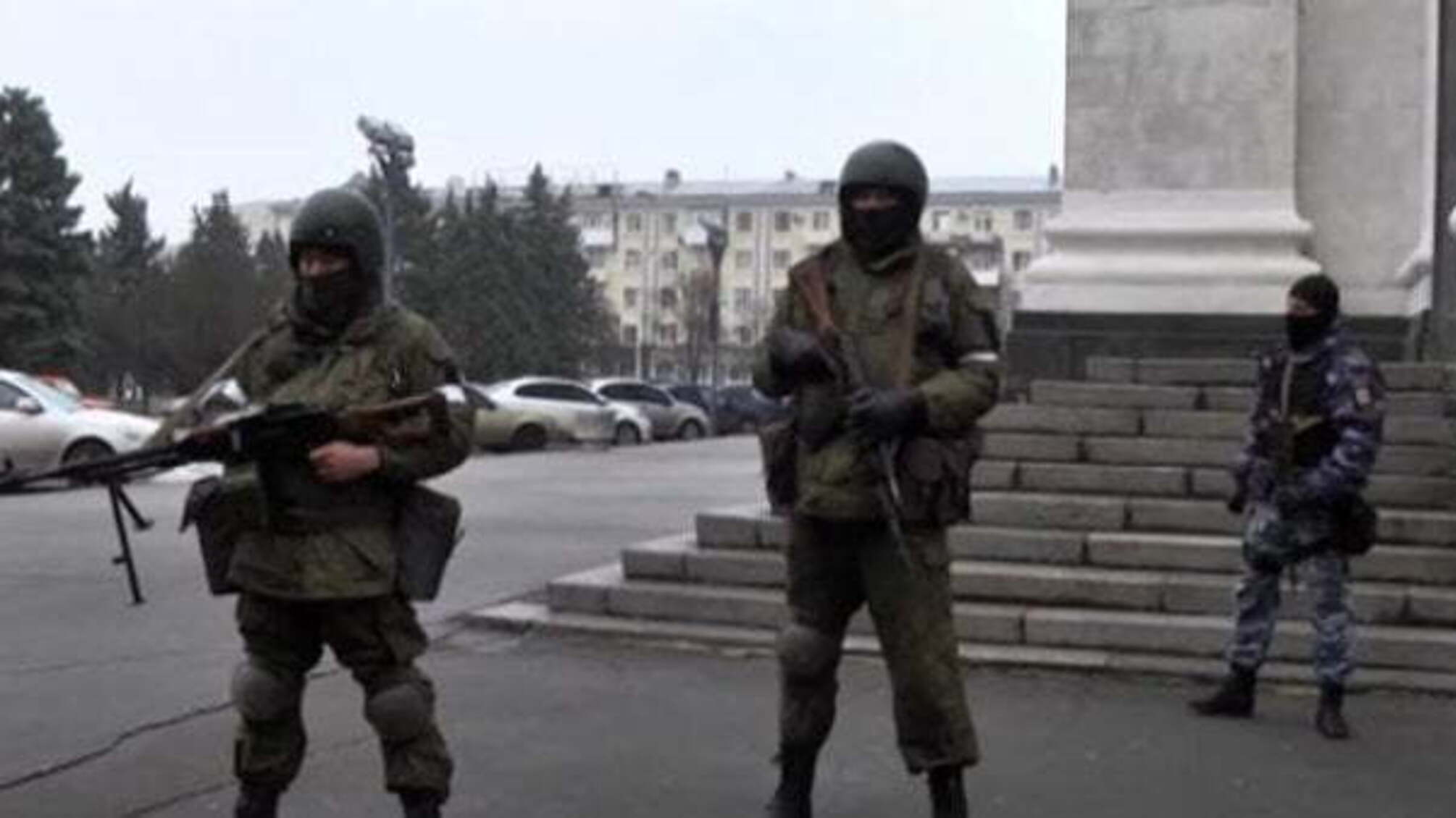 'Військовий переворот' у Луганську: бойовики оточили центр міста та звозять бронетехніку