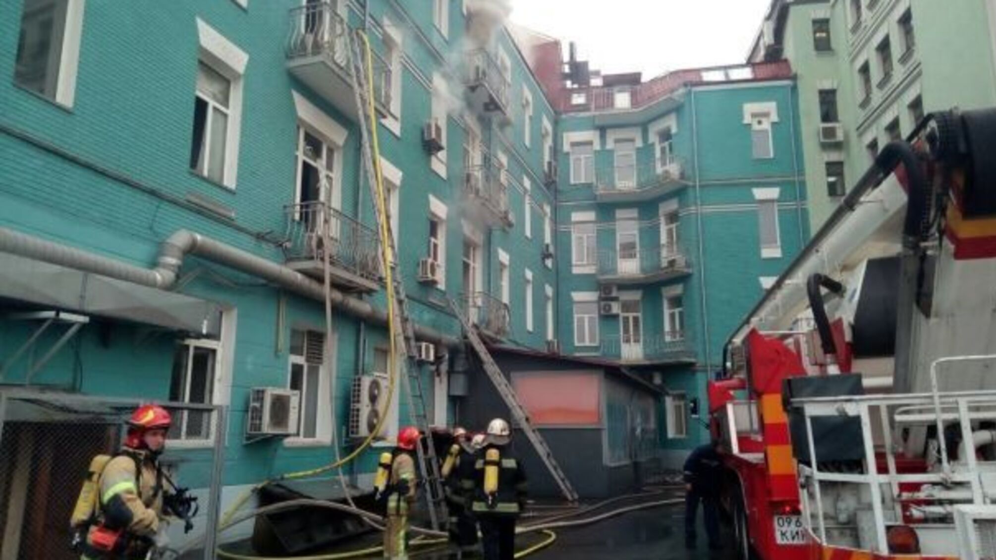 У центрі Києва масштабна пожежа – з палаючої історичної будівлі евакуювали людей. Кадри