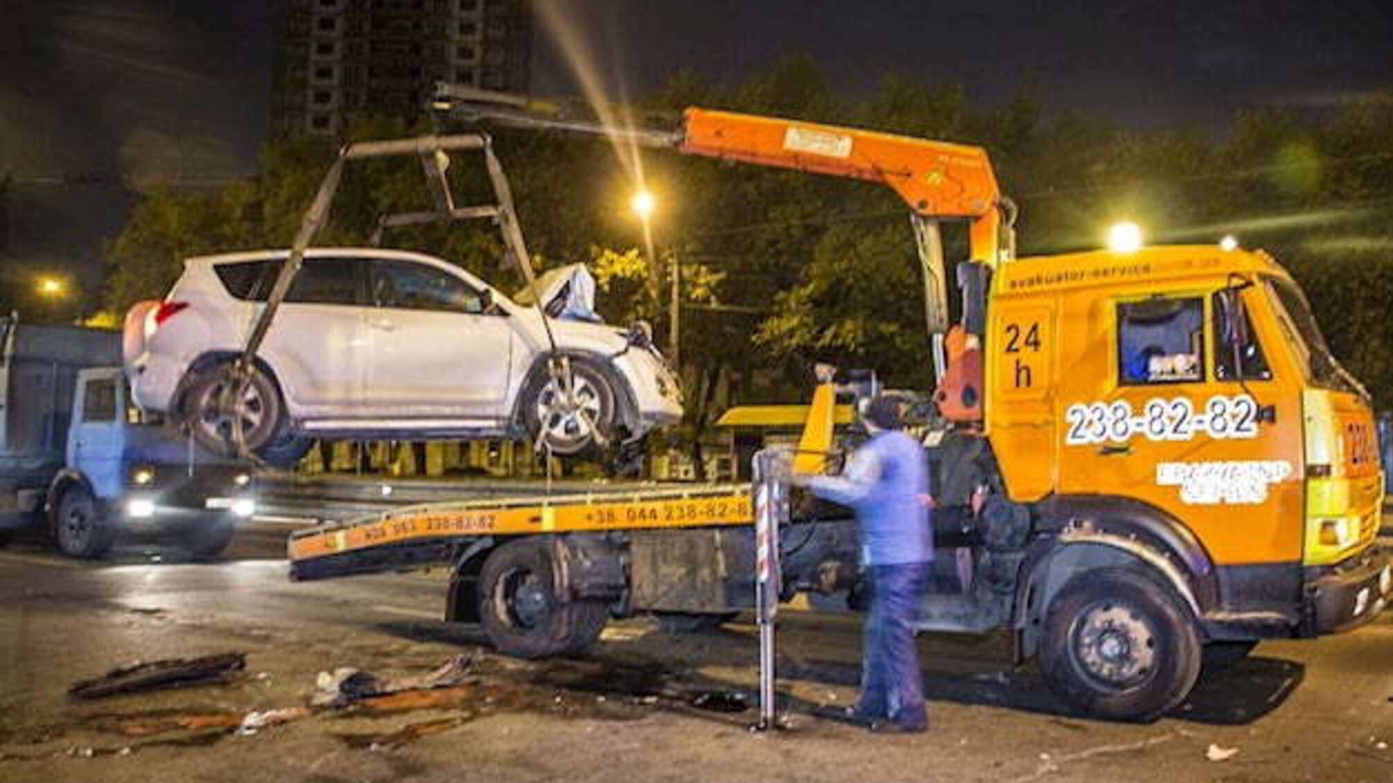 У Києві п'яна компанія з неповнолітнім водієм влаштувала ДТП і намагалася втекти з місця події
