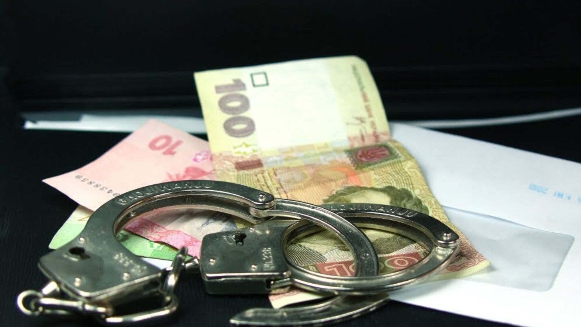 Двох посадовців затримали на хабарі у 150 тисяч грн на Кіровоградщині