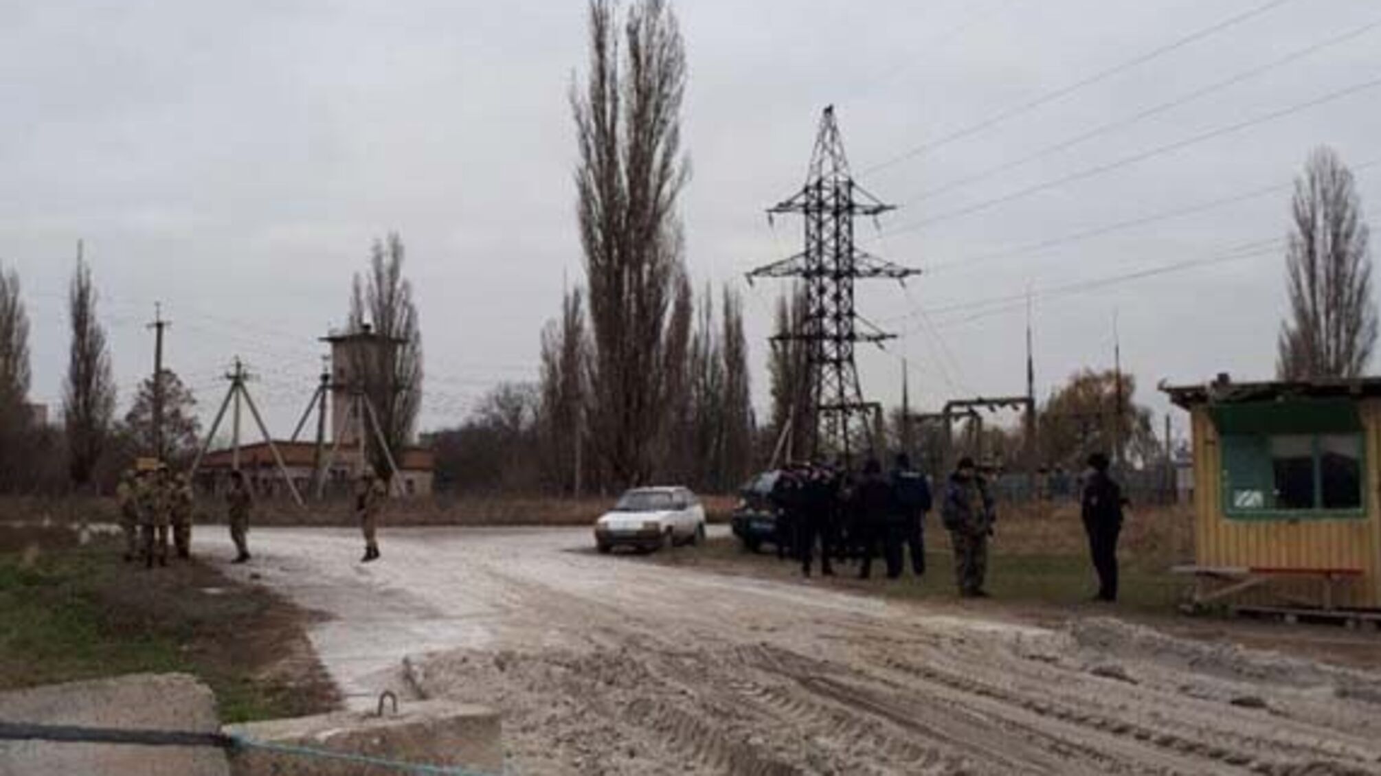 В Днепропетровской области под прикрытием местной полиции неизвестные автоматчики захватили село