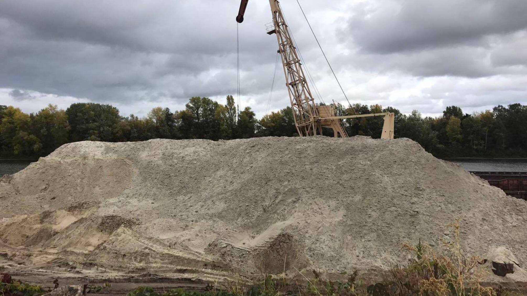 У Броварській прокуратурі взялися за копачів-нелегалів з піщаної точки у Погребах