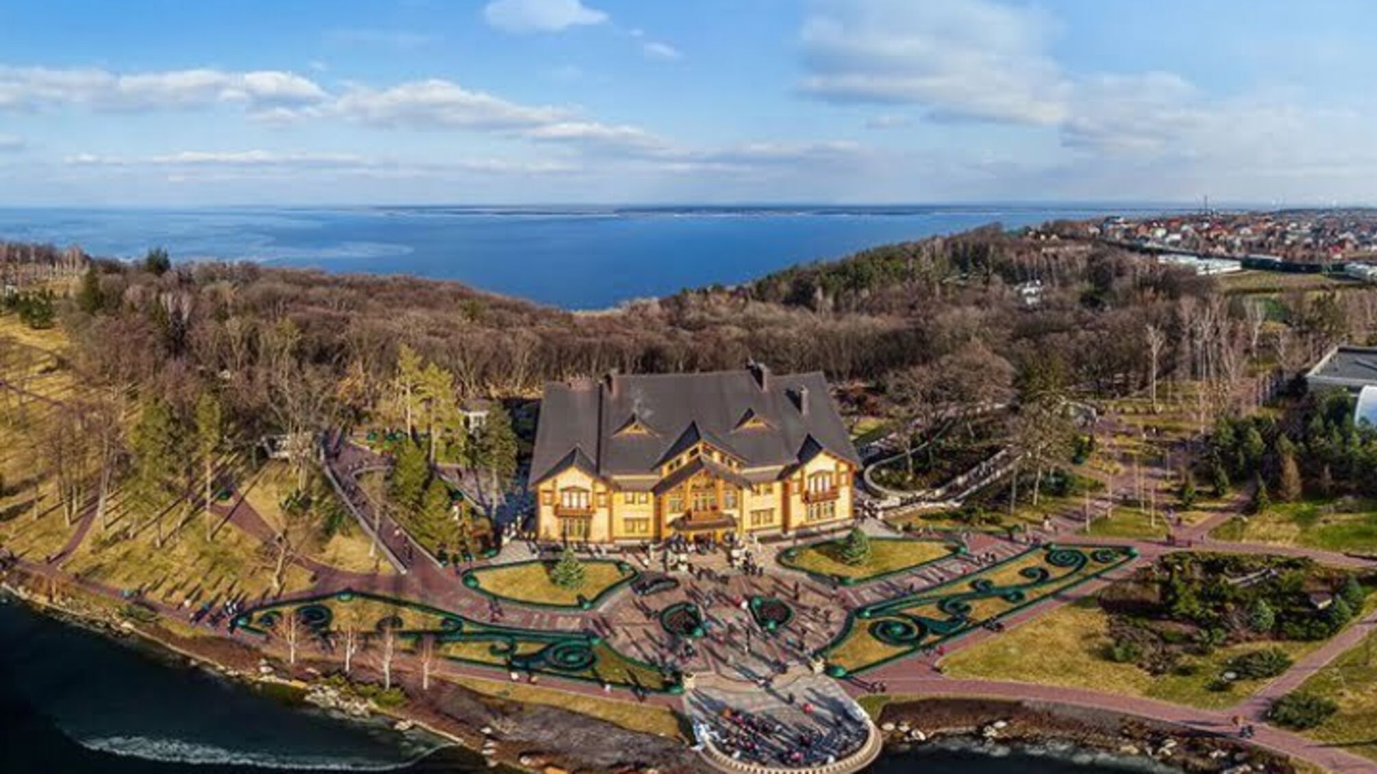 Український уряд досі не відібрав у Януковича нерухомість 'Межигір'я'