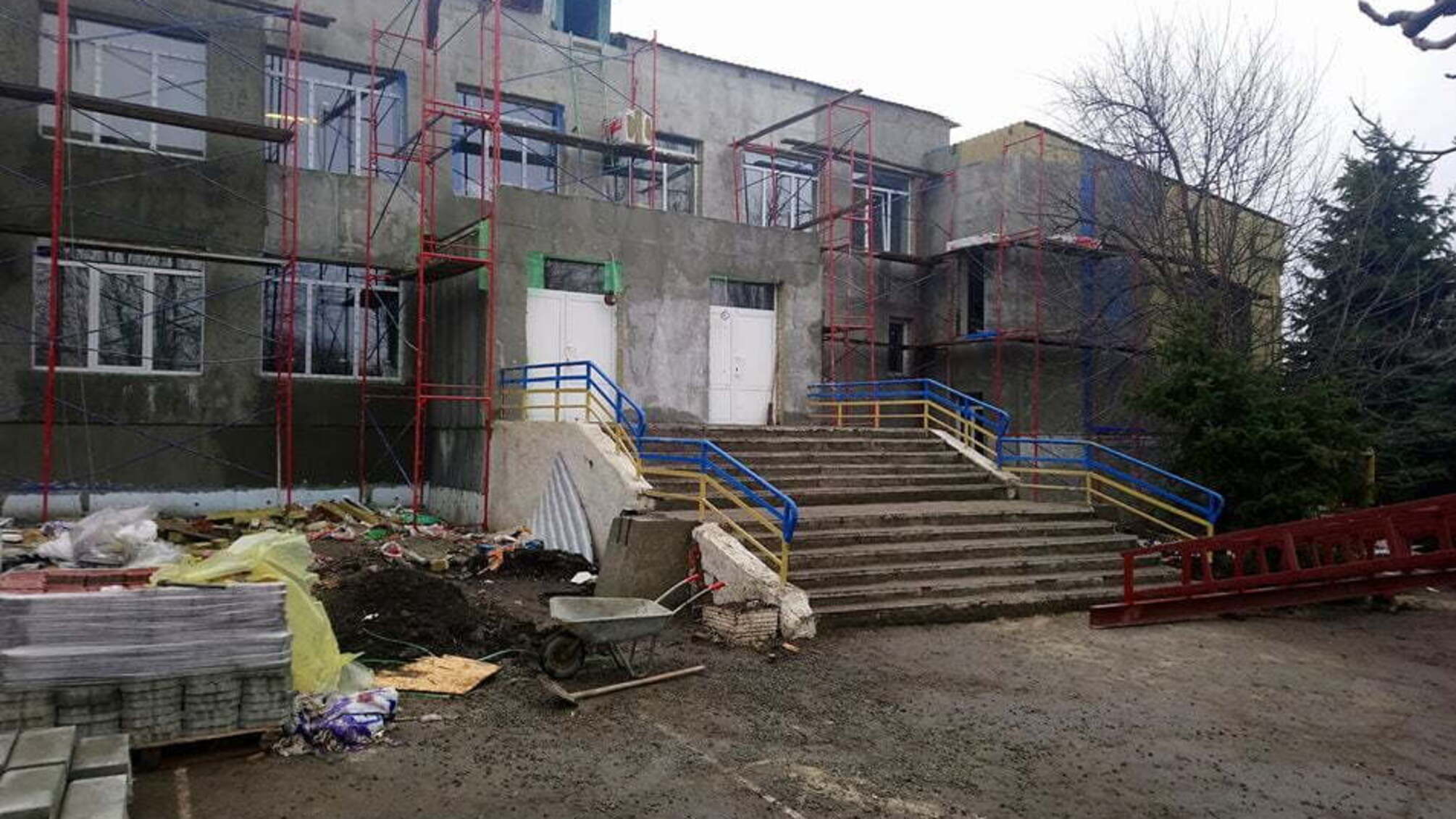 'СтопКор' показав, як на Донеччині учнів позбавили права на освіту