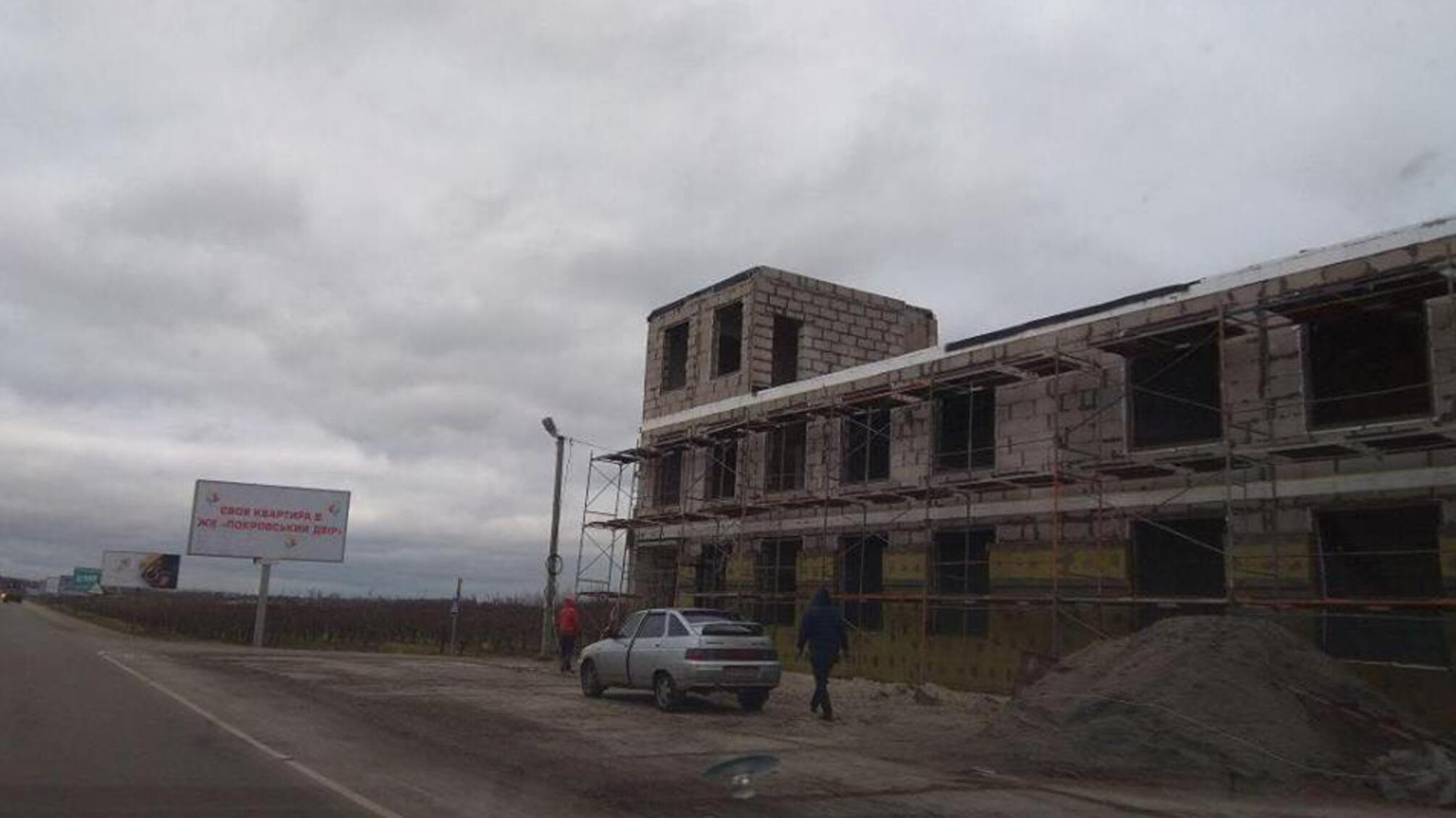 'СтопКор' упіймав будівельників на нелегальному об'єкті у Гатному на гарячому