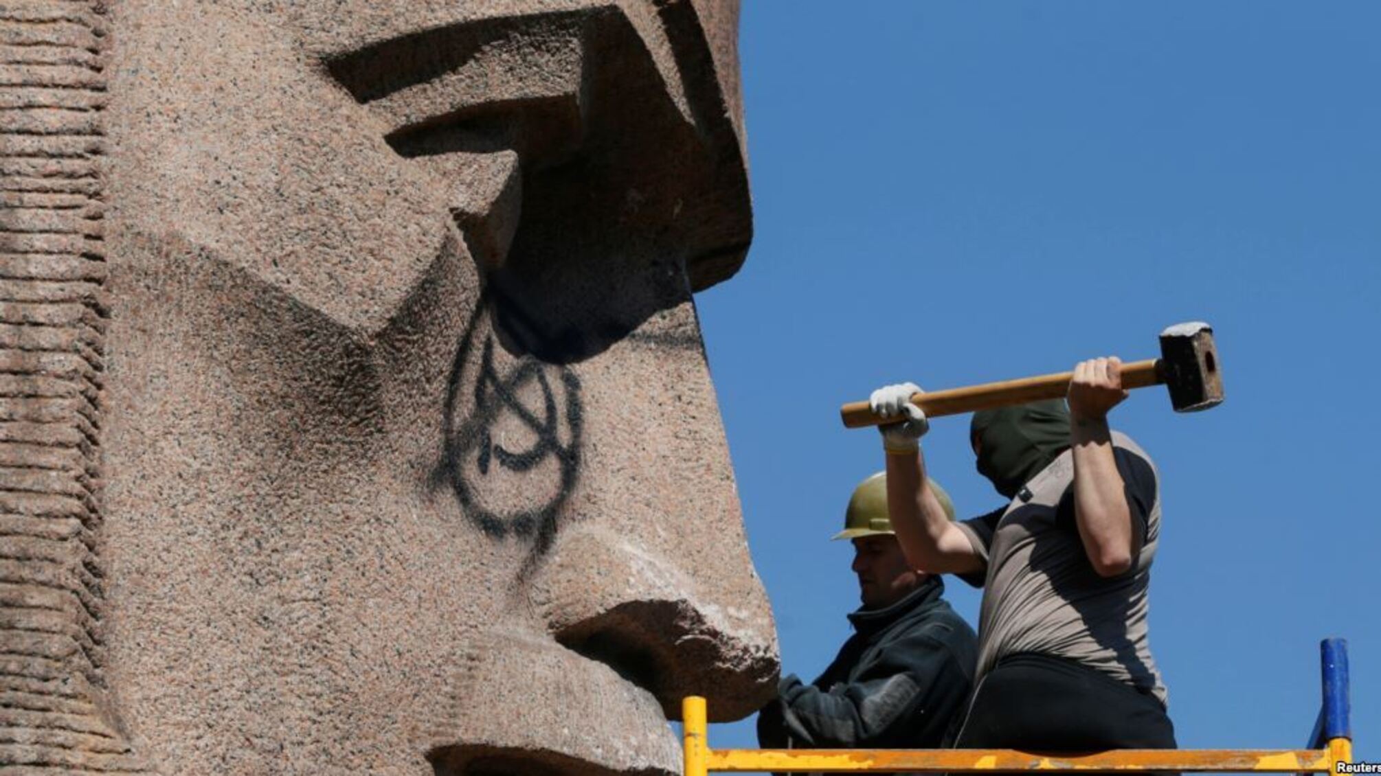 Генерала збили з ніг: на Чернігівщині повалили пам'ятник НКВДисту – кадри