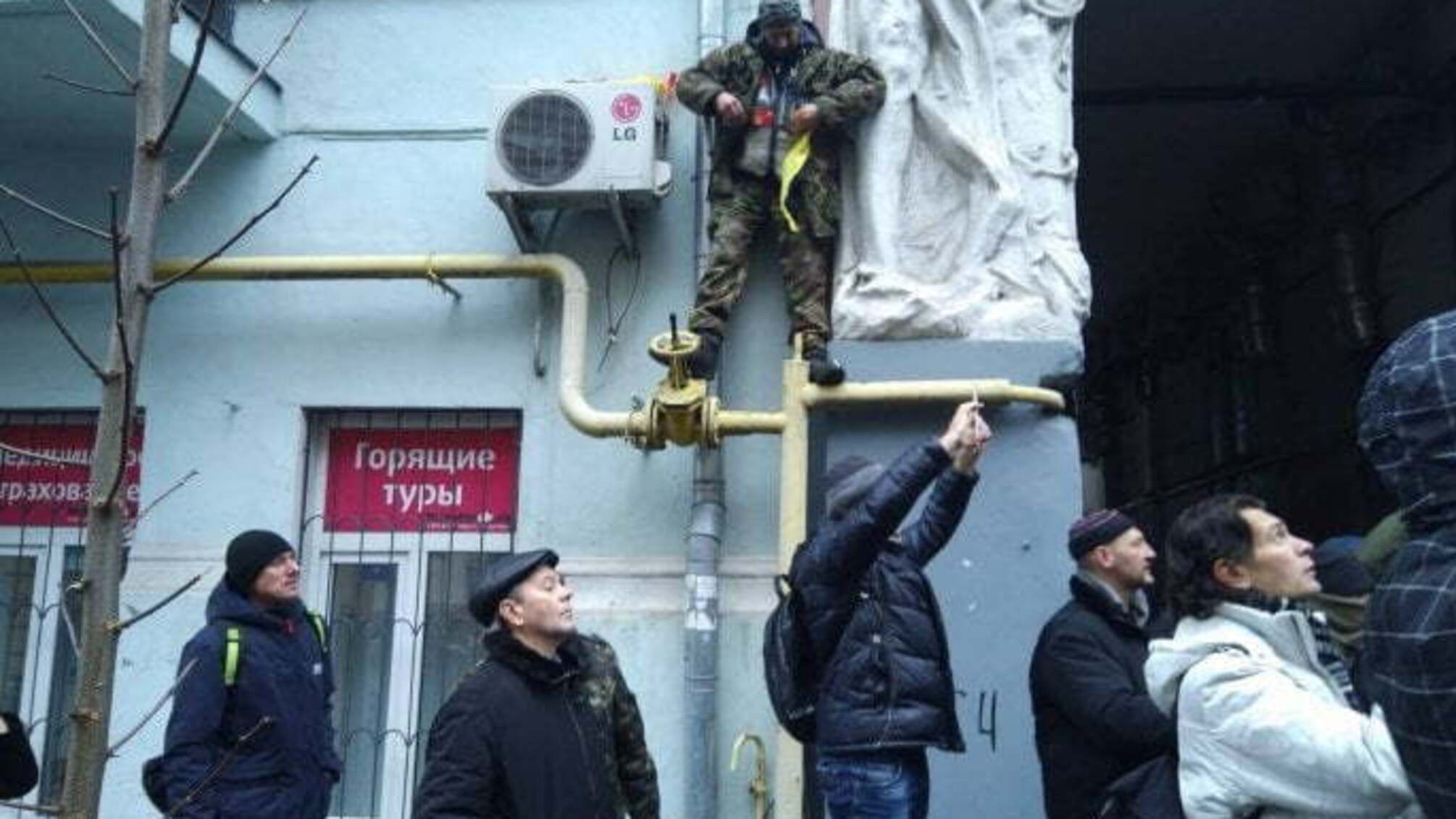 Масові заворушення в центрі Києва: в кадр потрапила спроба самоспалення