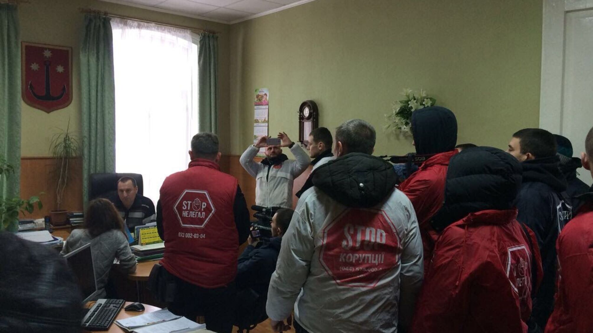 Команда 'Стоп корупції' влаштувала очну ставку меру Городні на Чернігівщині, якого громада критикує за бездіяльність