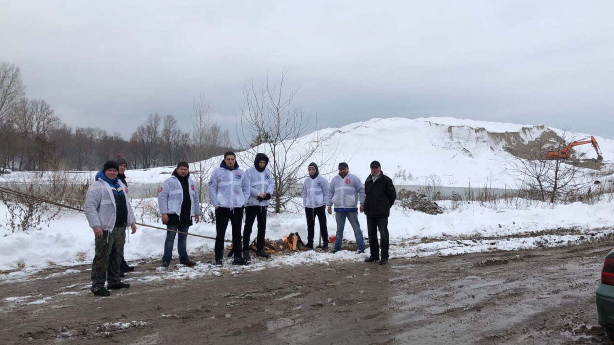 Журналісти українського телеканалу показали акцію 'СтопКору' за закриття незаконної піщаної точки у Погребах на Київщині