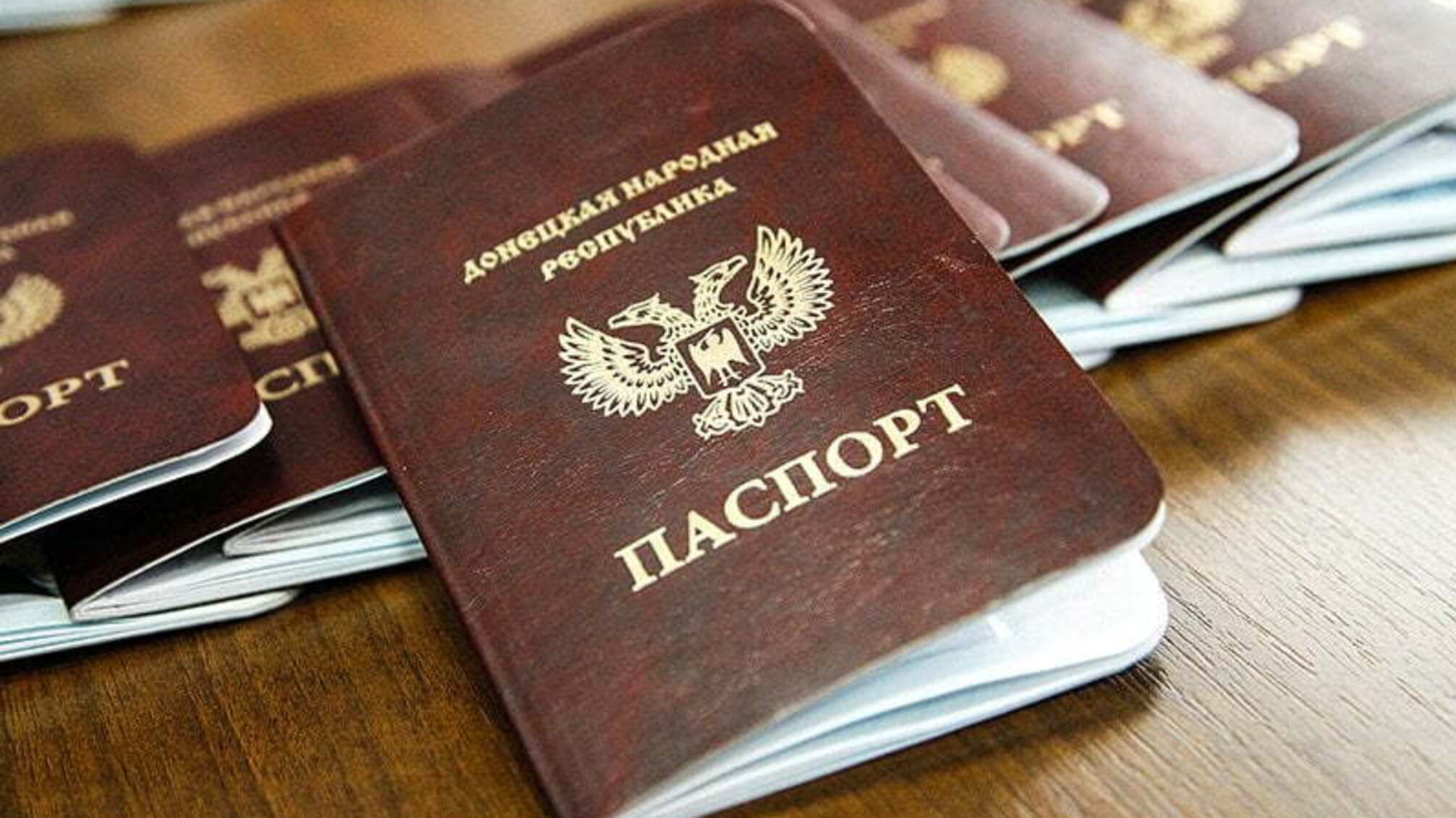 Жителям 'ДНР' порадили швидше міняти українські паспорти