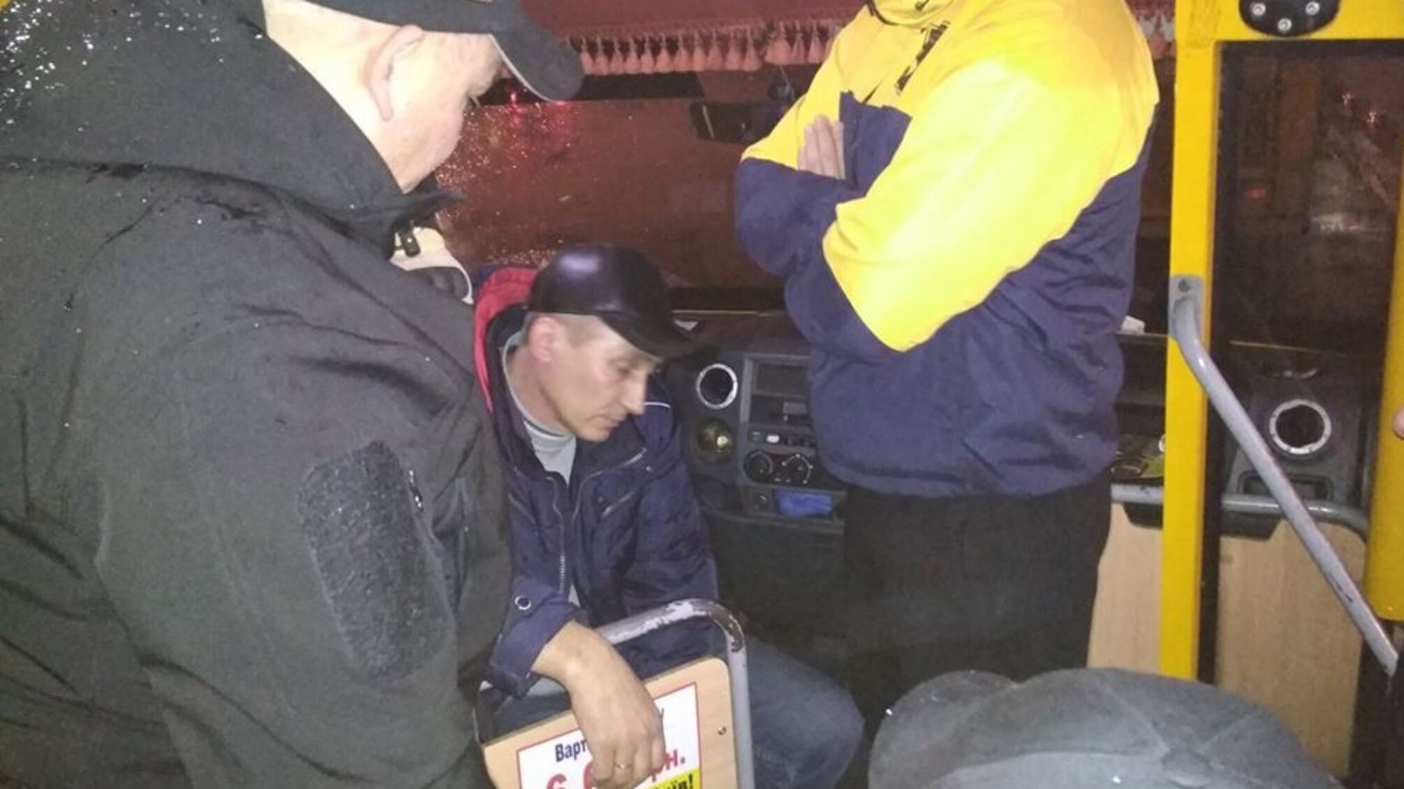 20 ветеранів АТО зібралися і захистили сина загиблого побратима: під Києвом водій вигнав з автобуса дитину загиблого атовця