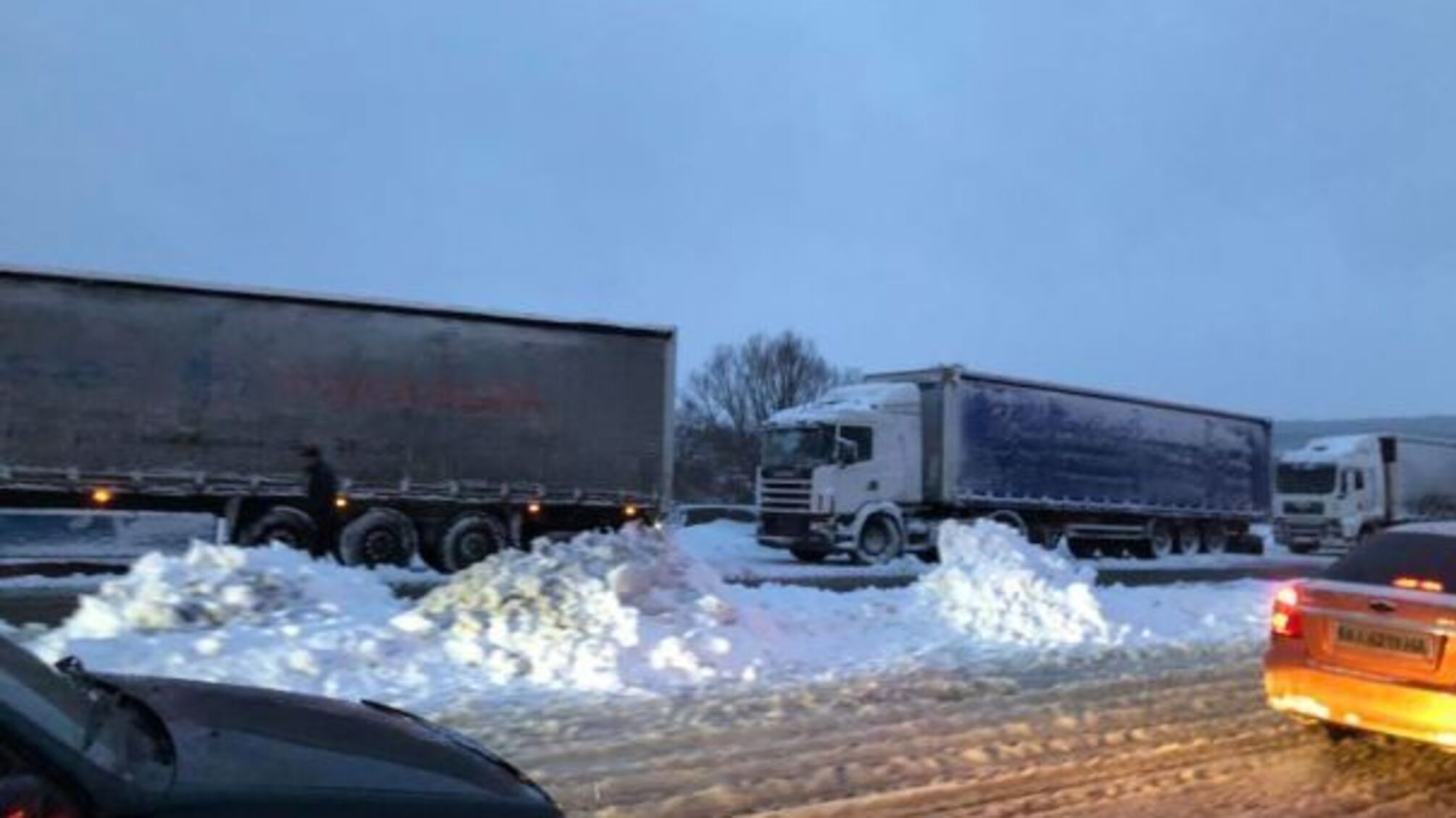 Близько 800 фур застрягли на трасі Одеса-Київ