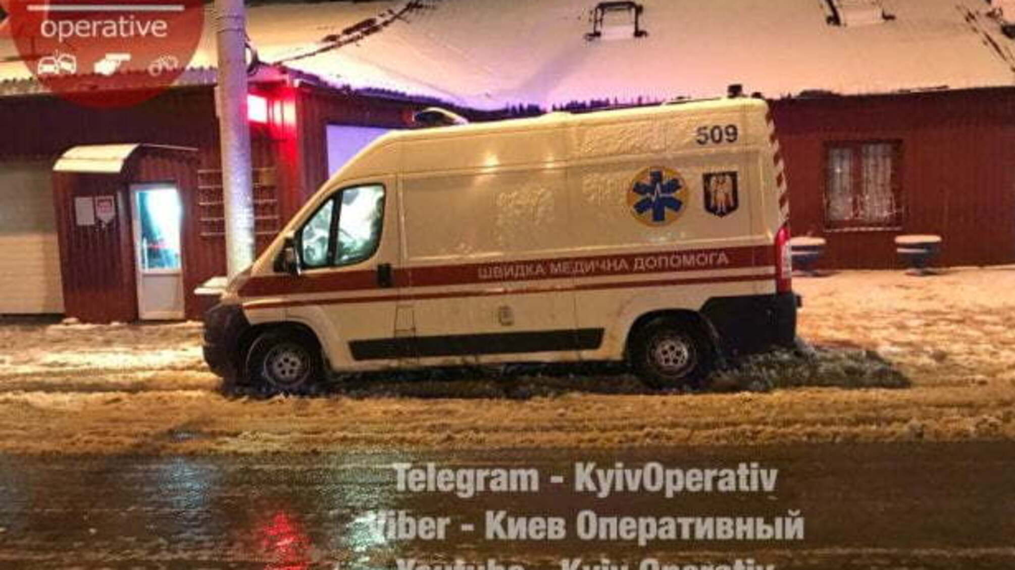 У Києві снігоприбиральна машина влаштувала ДТП, постраждала дитина