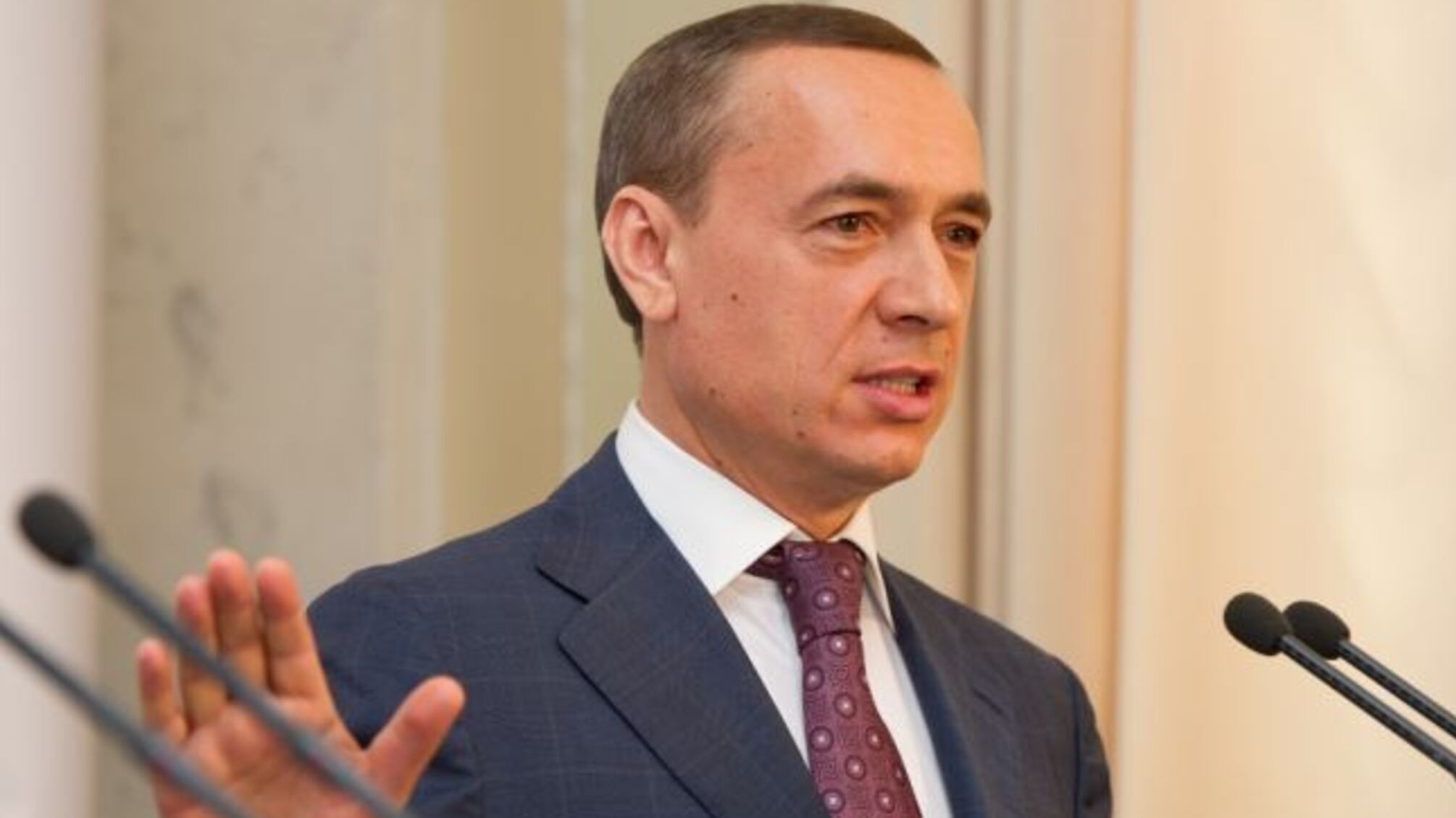 Суд розгляне можливість повернення закордонних паспортів Мартиненку