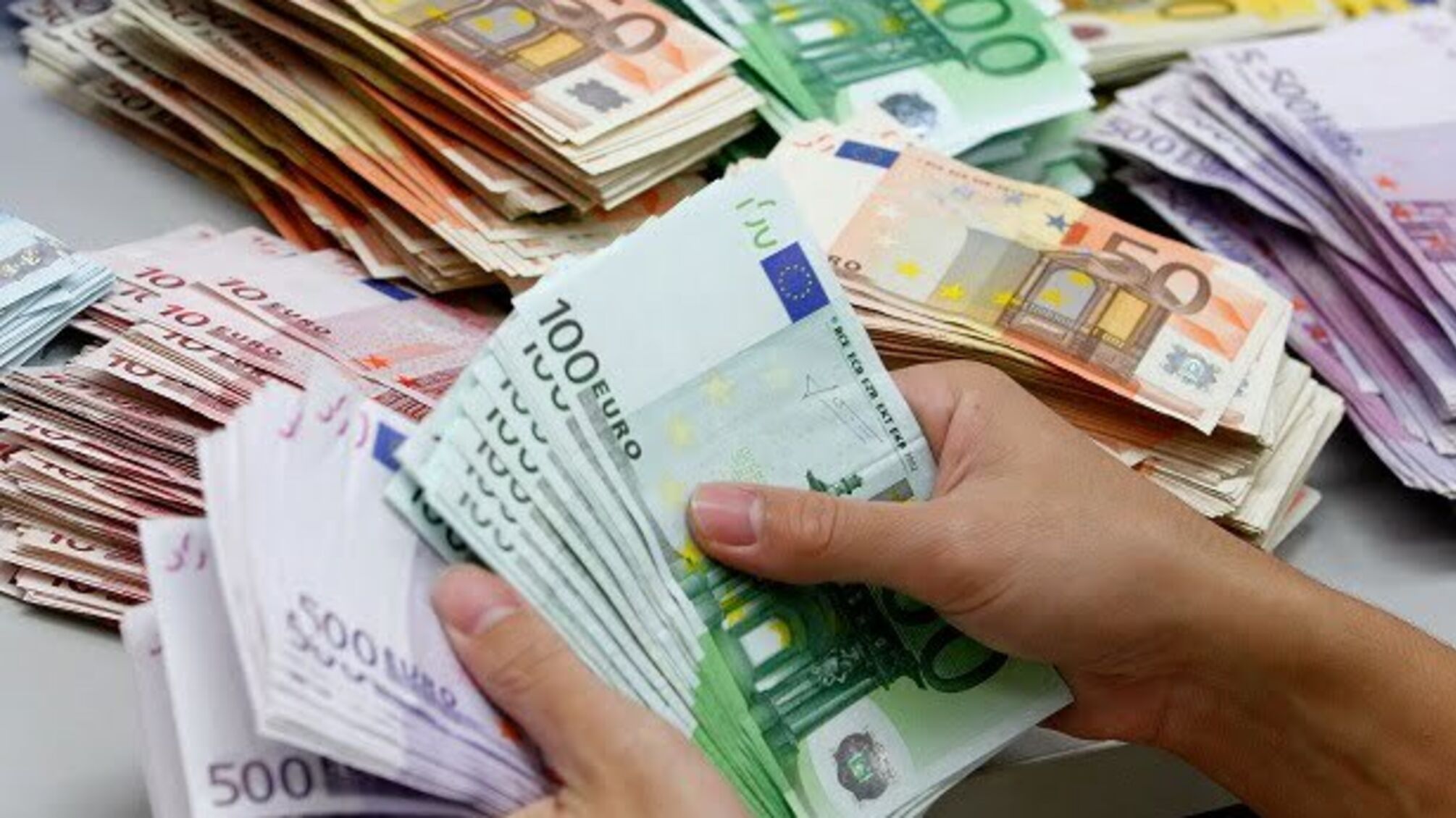 Вперше за рік євро досягло позначки 33 грн