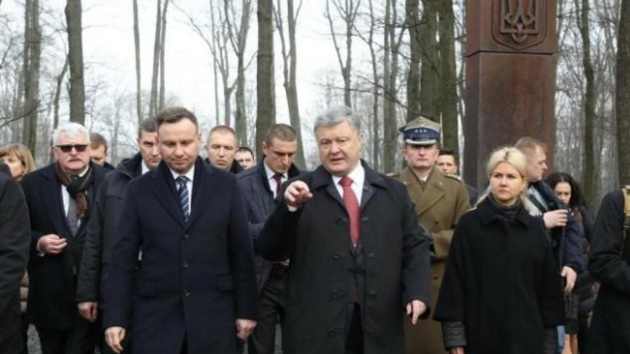 У Харкові до приїзду Порошенка ганчірками витерли бордюри