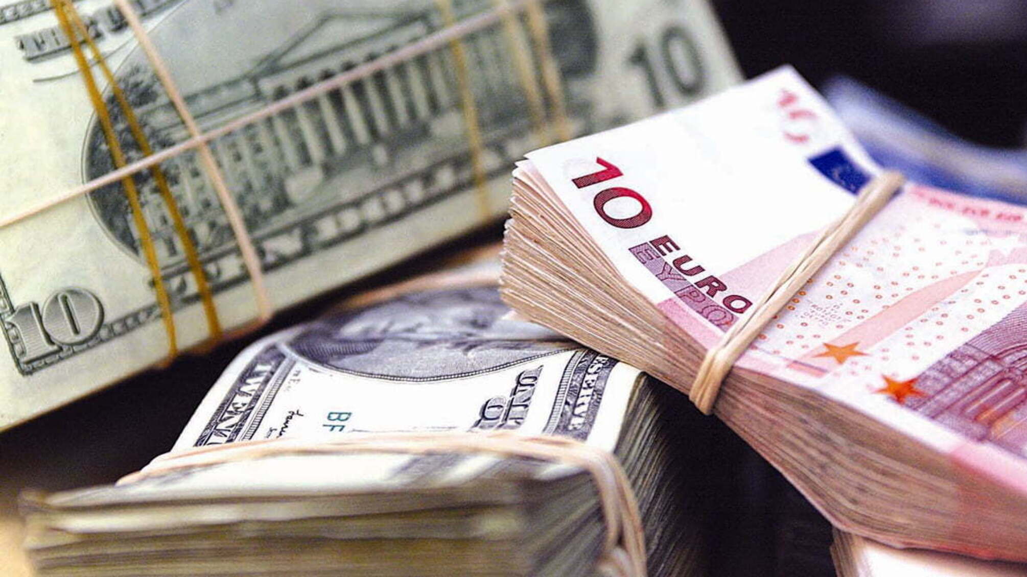 Долар та євро в Україні злетіли відносно гривні