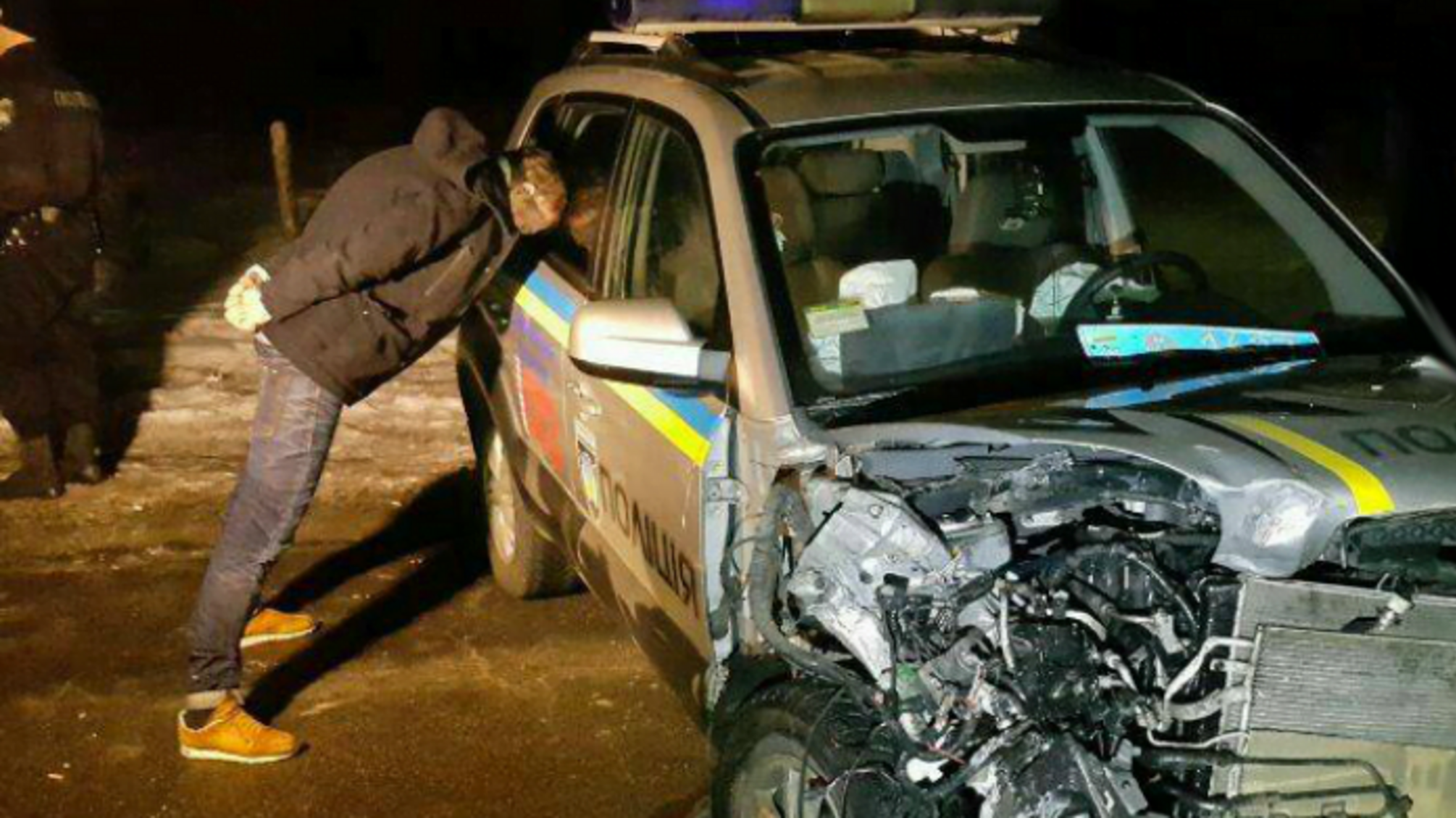 У столиці злодії-невдахи викрали авто з пасажиром та протаранили патруль