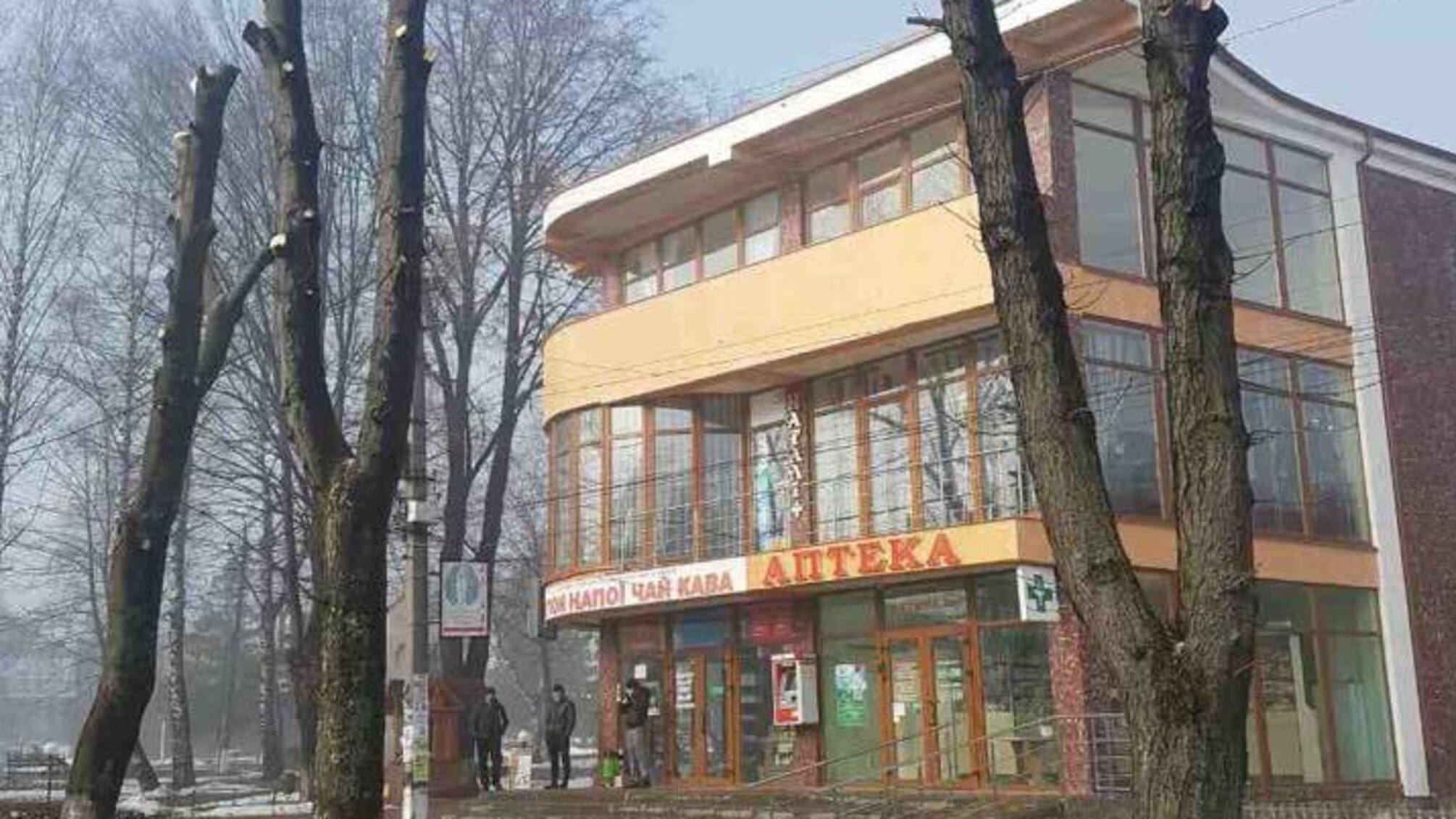 У селищі на Буковині комунальники понівечили зелені насадження