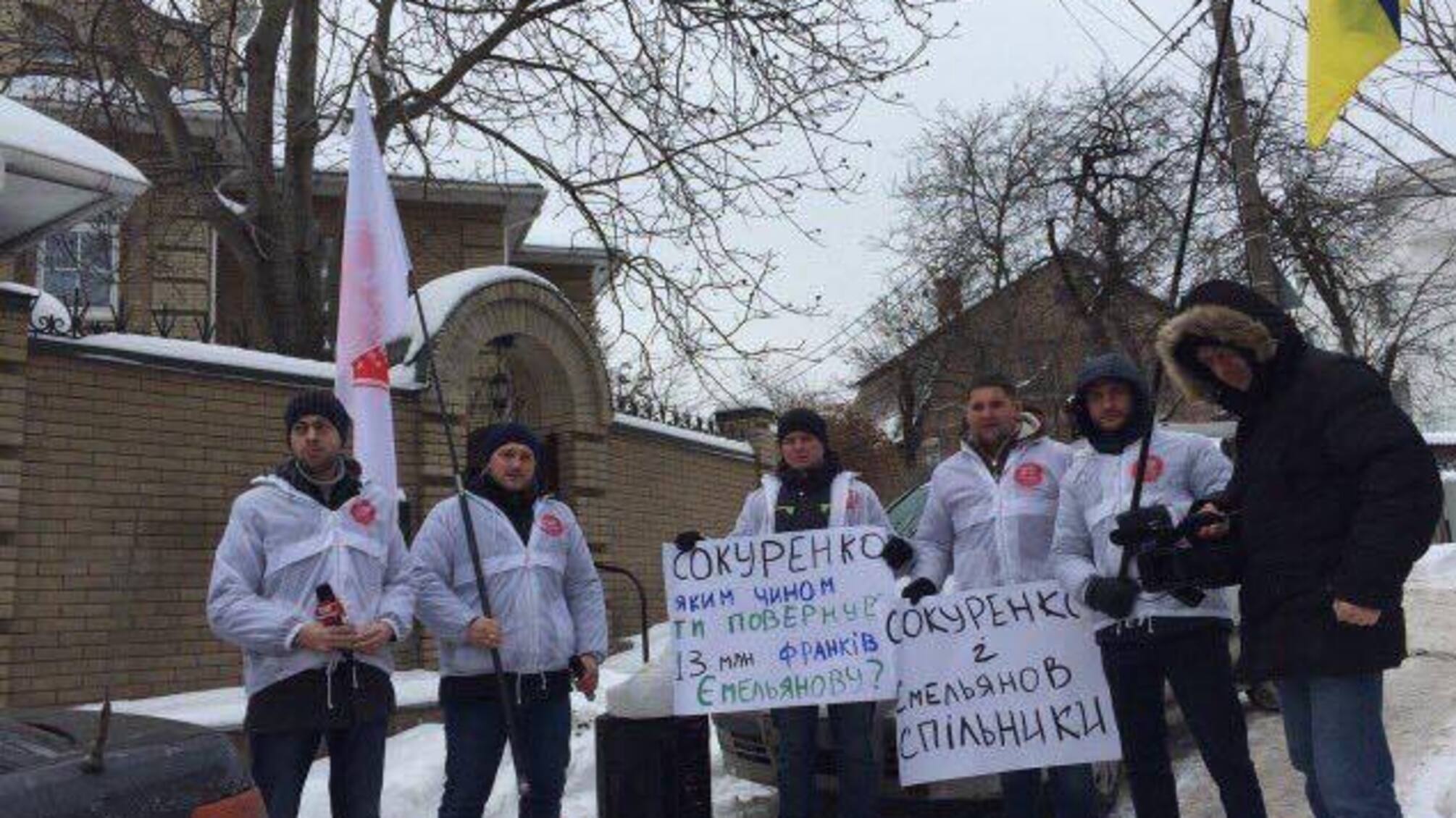 Активісти навідалися до судді, який зняв арешт з рахунків скандального судді Ємельянова