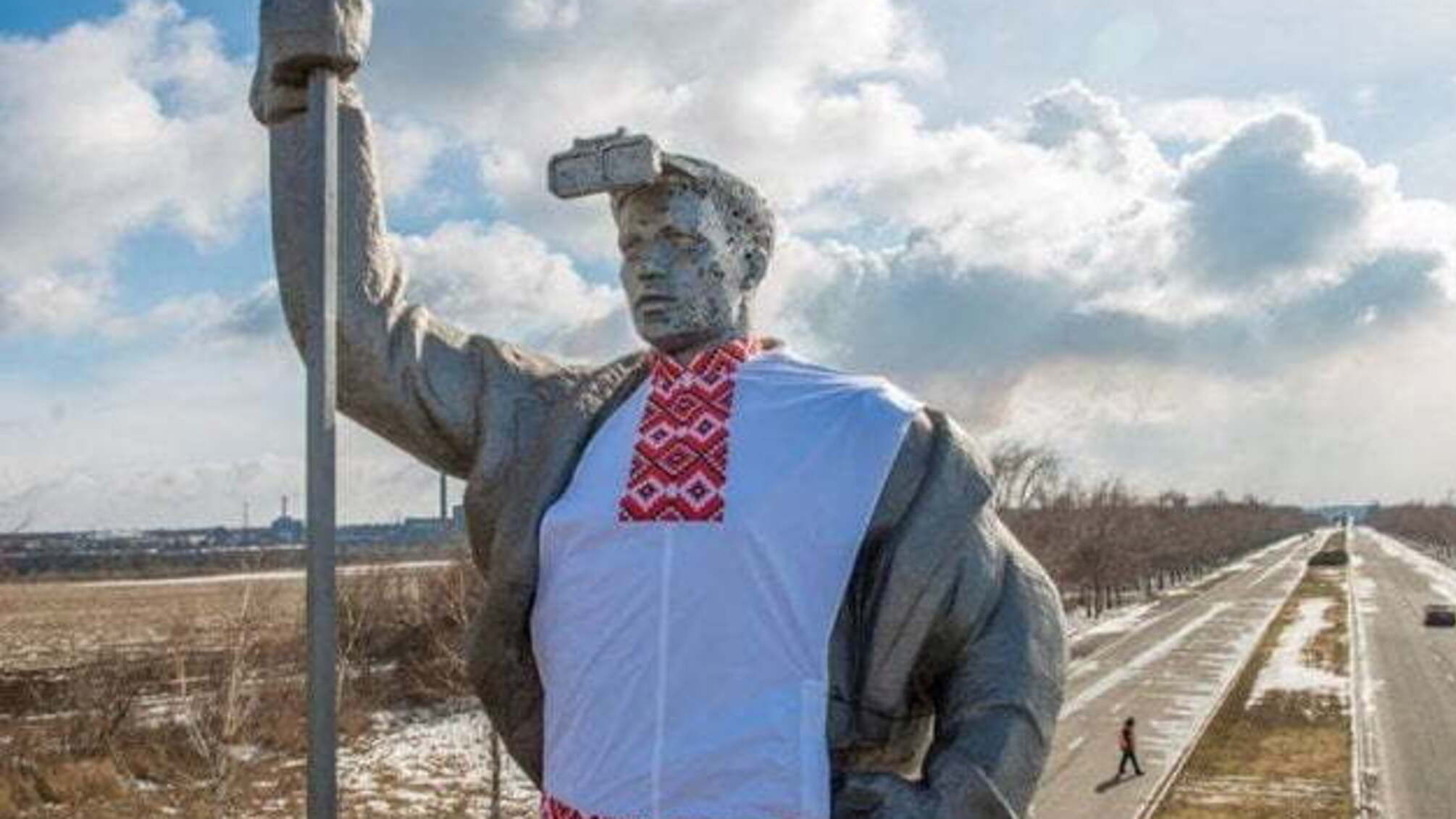 У Маріуполі пам'ятник сталевару одягнули в національну вишиванку