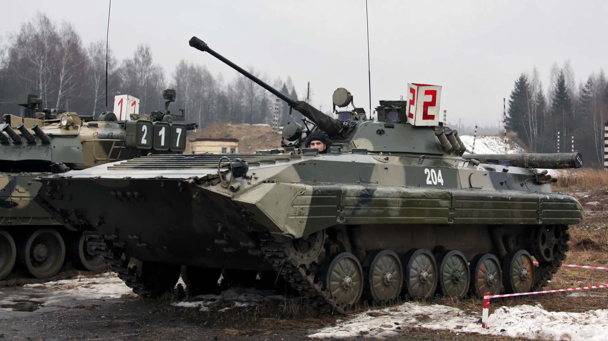 На Сході російські бойовики на БМП влетіли в автомобілі місцевих жителів